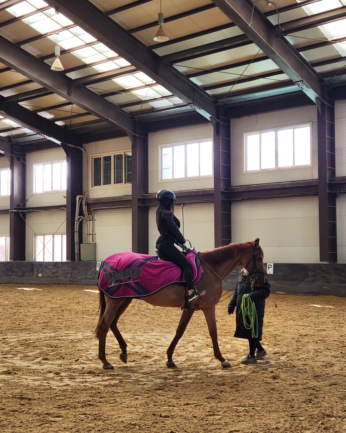 승마 넘 재밌자나🐎

더러브렛 비비와 호흡도 좋았고 교감하며 운동기구가 아닌 살아있는 생명체와 '함께' 하는 움직임이 너무 좋다👍

승린이라 많이 부족하지만 다 받아준 우리 비비 고마워🫶

그나저나 내가 작은 키, 작은 체구가 아닌데 비비옆에 서면 완전 땅땅이 쪼코맹이가 되버리는구나😂
.
.
.
.
.
.
.
.
.
.
.
.
.
 #승마체험 #승마배우기 #승린이 #홀스마스터즈 #승마클럽 #기승체험 #더러브렛 #selfie#셀스타그램#얼스타그램#유튜버#크리에이터#일상#소통#맞팔#팔로우#follow#followback#daily#오오티디#ootd  #selca #selstagram #influencer #follow4followback #followbackalways