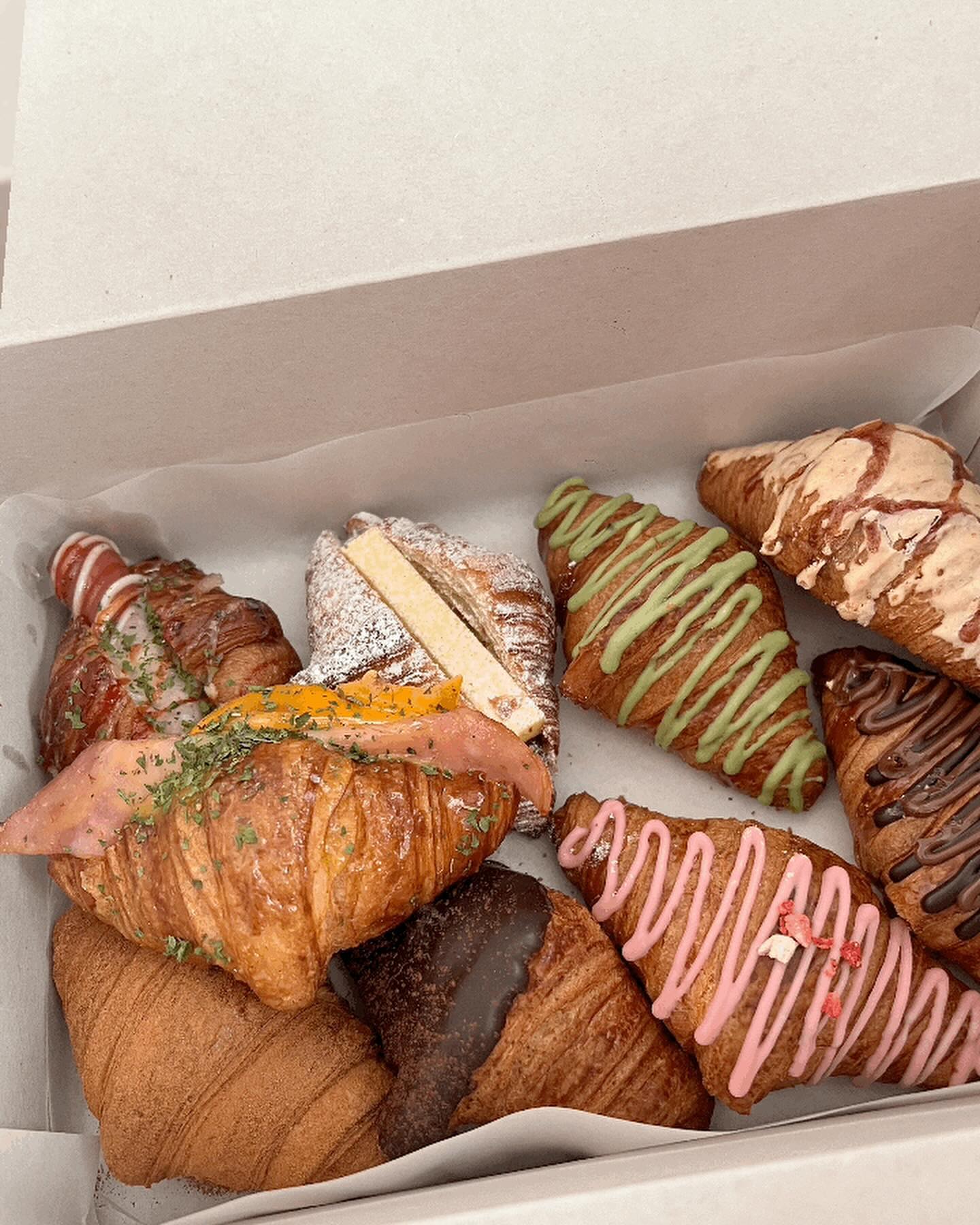 오늘의 맛집 😋

📍크라상점 중앙로점 

시내 나갔다가 사온 크로와상 🥐

1️⃣미니 사이즈
2️⃣다양한 맛
3️⃣10개 사면 11,900원 
4️⃣재방문 의사 🙆🏻🙆🏻‍♀️🙆🏻‍♂️