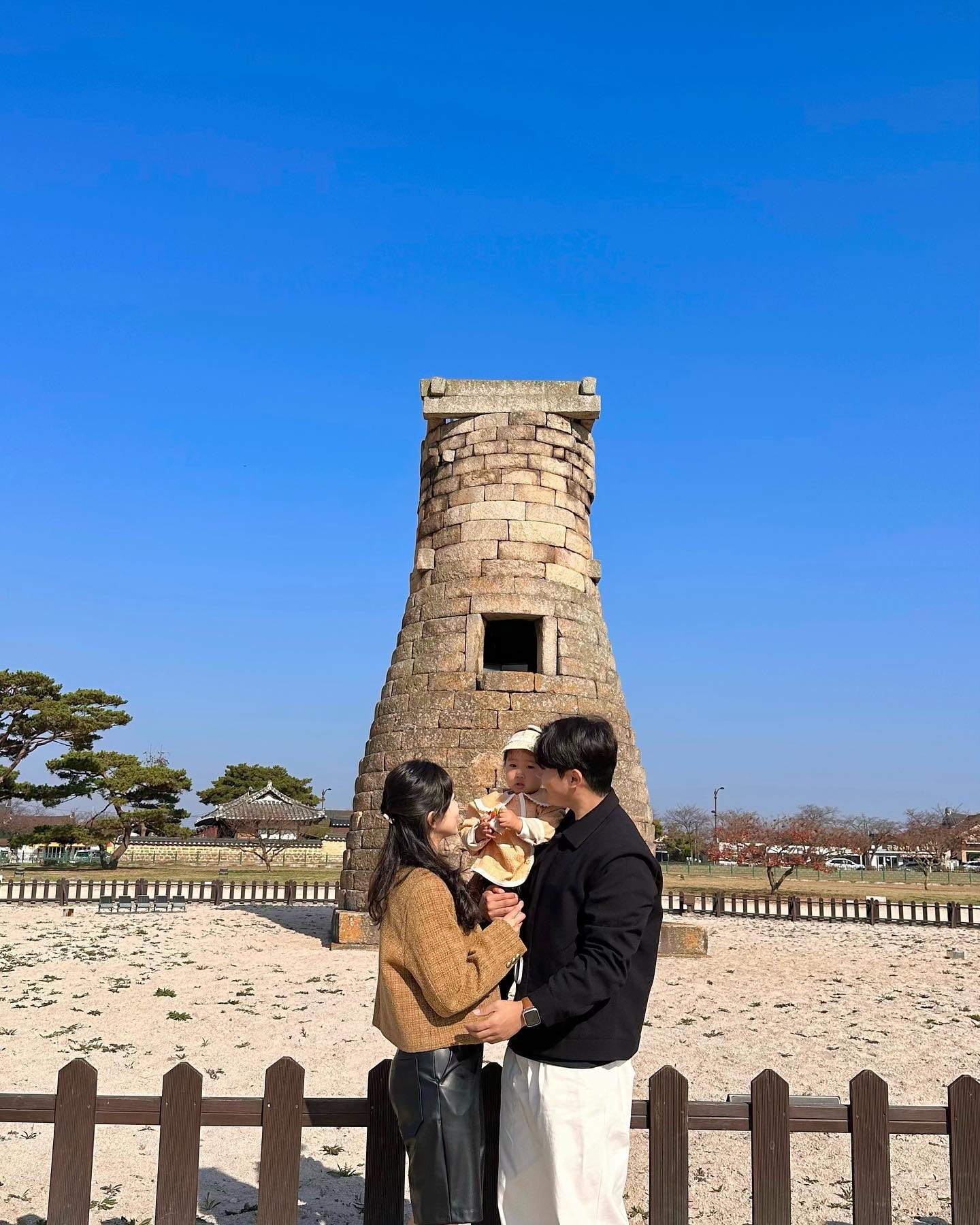 잘나오던 못나오던 셋이 같이 찍는것에 의미를 두고 몇장 찍었는데 배경이 다해따🤭🤍 지나가다 들린 카페도 넘 예쁘고 그냥 다 예쁜 경주🫶🏻