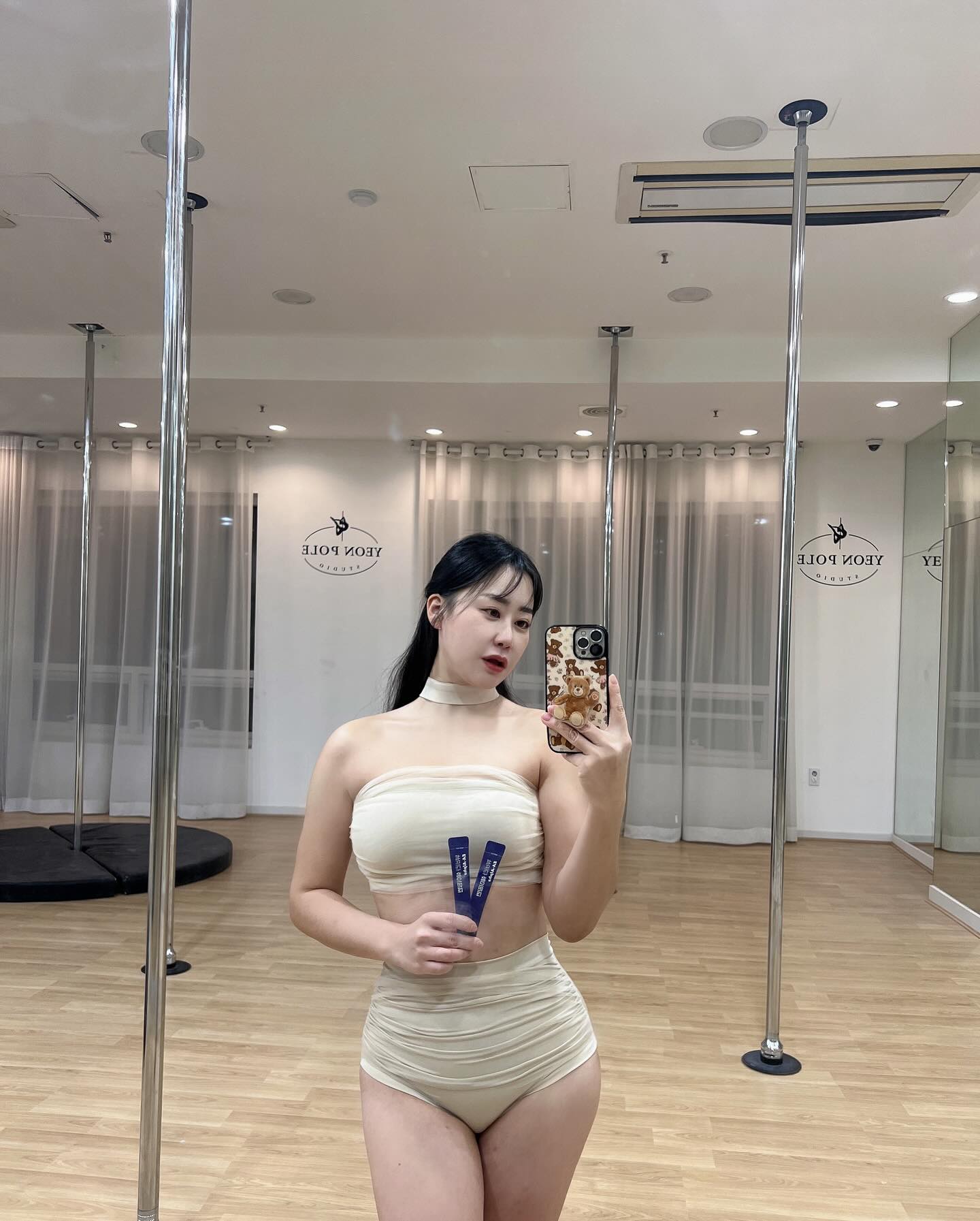 #협찬
요즘 열심히 챙겨먹고있는 애정템 ? 입니다 근손실을 막기 위해서 보조제등 열심히 챙겨 먹고있는데 BCAA나 아미노산 아르기닌 등등 따로 챙기지않고 한번에 끝낼 수 있어서 넘좋더라고요. eaalpha가 근육 만들 때 좋다고 해요. 미국 FDA 승인! 나사에서 우주인들이 근육이 빠지는 것을 방지하기 위해 개발된 것이 EA-Alpha라고하네요. 믿먹!이죠!
찬 물에도 잘녹고 맛도 레드프룻 이온음료맛이라서 맛있게 잘 먹고 있어요. 급찐살때문에 운동다시시작했는데 첨에 먹을 때보다 지금이 몸이 훨가벼워진 기분이네요. 참!체지방이 안 빠지는 것 같아 고민했었는데 요건체지방까지 효율적으로 제거해주는 제품이라니 꾸준히 챙겨먹어야겠어요. 

janginjungsin_official

#장인정신에브리데이 #장인정신뷰비타 #뷰비타쉐이핑번 #eaalpha #필수아미노산 #단백질보충제추천 #마시는단백질 #아미노산보충제 #운동부스터 #운동후단백질
#아난캐폴웨어 #폴댄스 #poledance #polewear