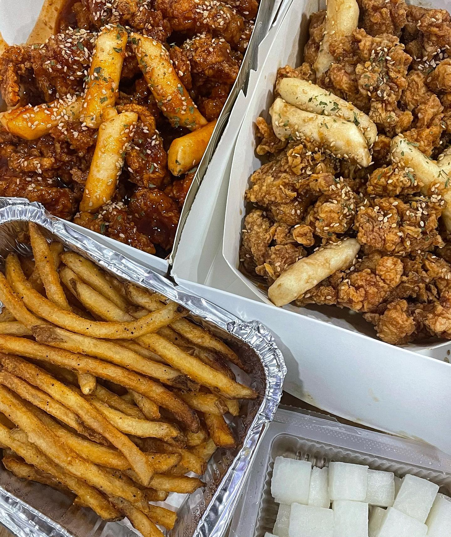 더스토리피자&치킨

✔️ 순살치킨
양도 많고 너무 맛있었어요 ! 떡도 쫄깃하고 치킨도 바삭해서 또 시켜먹고 싶을 정도입니다 .. 🤤

#치킨 #순살치킨 #감자튀김 
📍 충남 천안시 서북구 성환읍 신방로 474
.
.
.
#더스토리피자앤치킨 #먹스타그램 #먹스타맞팔 #foodstagram #인스타 #좋아요 #likeforlikes #좋아요반사 #좋반 #선팔 #맞팔 #선팔하면맞팔 #먹스타좋반
