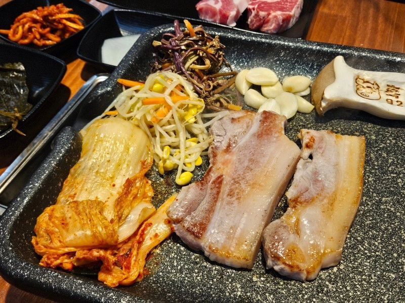 #협찬

오랜만에 금천동 나들이 🎶
동생이랑 #흑돈9292 에
맛있는 흑돼지 먹으러 왔어요 :)

모듬세트 구성이 좋길래
그렇게 먹으려고 했는데
냉면이 안 땡겨서 개별주문 완료 👏
 +) 근데 라면으로 변경OK!

✔️ 꼬들 오겹살, 탱글 목살,
된장찌개랑 계란찜

사실 맥주&소주가 다 3500원이길래
넘 마시고 싶었는데 약먹는 중이라
꾹 참았어요 ㅋㅋㅋㅠㅠ

무엇보다 제일 맘에 들었던건
말그대로 꼬들한 오겹살과
탱글쫄깃한 목살의 육질.. 👍😭

고기랑 반찬, 메뉴가 다 맛있어서
마지막에 항정살도 추가했어요

아삭하다길래 대체 뭘까 넘 궁금했는데
구워 먹어보니까 진짜 아삭 ?!
지방에 살코기 부분 비율이 좋아서
진짜 아삭하니 식감이 미쳤.. ❤️

금천동에서 술까지 반주하기 좋은
흑돼지고기집 찾으신다면
꼭꼭 이곳 들려보셔요 #청주맛집 인정!

📍흑돈9292
- 매일 16:00 - 24:00
- 0507-1368-9299
.
.
#청주금천동맛집 #금천동고기집 #금천동삼겹살 #청주고기집 #청주삼겹살 #청주회식 #청주데이트 #스토리앤체험단 #스토리앤미디어