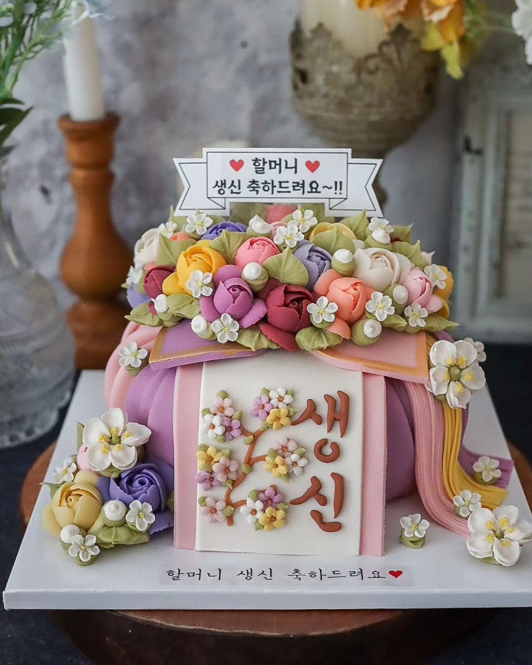 😍 .
케이크정보 👉 1호 용돈반전보자기
글씨포인트디자인 .

할머님 생신케이크로 손녀분께서 준비하셨어요 .

1호 사이즈 꽃보자기 속에는
용돈이 숨어 있어  메세지픽을 당기면 용돈이 나오는 반전케이크 랍니다 .

기쁜날 찾아주셔서 감사합니다 💕. 

.

.
.
.

🚫디자인 도용을 금지합니다 🚫 

⠀
✅ 주문및 클래스 문의는
카카오플러스친구 👉 댕스플라워케이크
<인스타프로필 바로가기 클릭 😍 >
⠀
디엠❌ 덧글❌ 전화❌
⠀
📍 댕스플라워케이크는 떡공방 입니다.
⠀
고급품종쌀을 직접 공방에서 방아하여 사용합니다.
⠀
1인공방으로 
하루 제작수량이 정해져 있어
100% 예약제 이며 , 
필요하신 날짜가 결정되시면 
빠른 예약을 권해드립니다.
⠀ 

⠀⠀⠀
✔주문제작및 
 원데이클래스 / 취미반 /심화반 /창업반 상시모집 .
⠀
⠀
⠀
⠀
#인천앙금플라워케이크 
#인천떡케이크 
#인천앙금플라워클래스 
#인천보자기케이크
#동인천떡케이크 #신포동떡케이크
#인천생신케이크