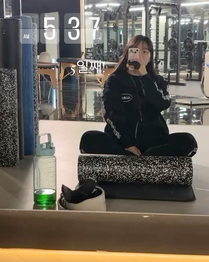 2024.02.08 목요일 
새벽운동 5번째입니다
4분할 한번 돌리고 하체를 했네용

아직 모르겠어요...
하루종일 병든닭같고? 🐔
일단 한번 더 해보자...
저는 늘 일주일은 해보고 
그만두는 성격이라..
ㅋㅋㅋㅋㅋㅋㅋㅋㅋㅋㅋㅋ

내일부터 연휴네용! 
다들 운동 가시나용? 
저는 잘 몰겠슴다
다들 연휴 잘 보내시고
새해 복 많이 받으셔요 🫶🏻

이너타이
몬스터글루트
힙쓰러스트
핵스쿼트 
스티프데드(스미스머신)
삼두

#오운완 #올라잇 #올라잇정신