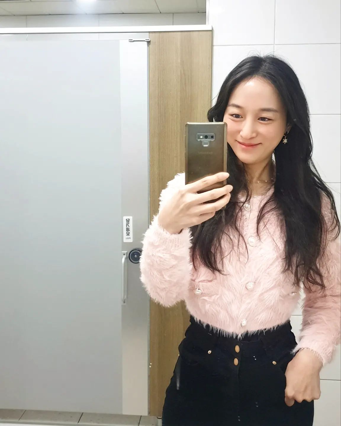 오랫만의 오오티디!
좀 더 좋은 배경에서 찍었어야 하는데 화장실 셀카(머쓱)
그치만 맘에 드는 옷이 와서 기분좋다는.

겨울이지만 늘 칙칙한 까만 패딩만 입고다니다가 올만에 핑크핑크라
당분간 교복처럼 입고다닐것 같아요(하나 꽂히면 질릴때까지 함)ㅎ
그러니 사진에 계속 이 옷이 보이더라도 그러려니 해주셨음..☺☺

요즘 본 논문 중 있던 글인데, 그중
행복도 습관이라 훈련해야 한다는 얘기가 넘 가슴에 남더라고요. 공감공감

그리고 문득 '아 이렇게 하는건가?' 라는 또 작은 깨달음.
이렇게 하니까 그냥 되는구나, 아 내가 삶의 더 좋은 것들을 있는 그대로 받아들이지 못하고 있었구나 라는.
그렇게 평범하고 행복한 삶의 실마리를 찾아가고 있어요.

삶을 사랑하고 신뢰한다는건 결국 신을 신뢰하고 사랑하게 되어간다는것.
슬픔도 기쁨도, 자꾸 생각하지 말고 그 감정에 깊이 잠겨야 한다는거. 

넘 철학적이고 개인적인 견해를 담은 거라 더 깊이는 얘기하지 못하지만
어쨌든 연습하는 삶!을 살고있습니다.ㅎㅎ
게임을 하나씩 깨가는 재미로 하는 것처럼요

그나저나 권진아님 나는운이좋았지는 왜 들을때마다 뭉클하고 눈물날것같이 따뜻한지. 아 정말 명곡입니다~ 잘부르고싶댜

나는 운이 좋았지
스친인연 모두 내게 많은것들을 가르쳐줬으니
후회는 하지 않아 덕분에 나는 조금 더 나은 사람이 됐으니까.

#개인의취향 #셀카📷 #오오티디패션 #일상소통환영 #뷰티인플루언서 #인플루언서 #삶의지혜