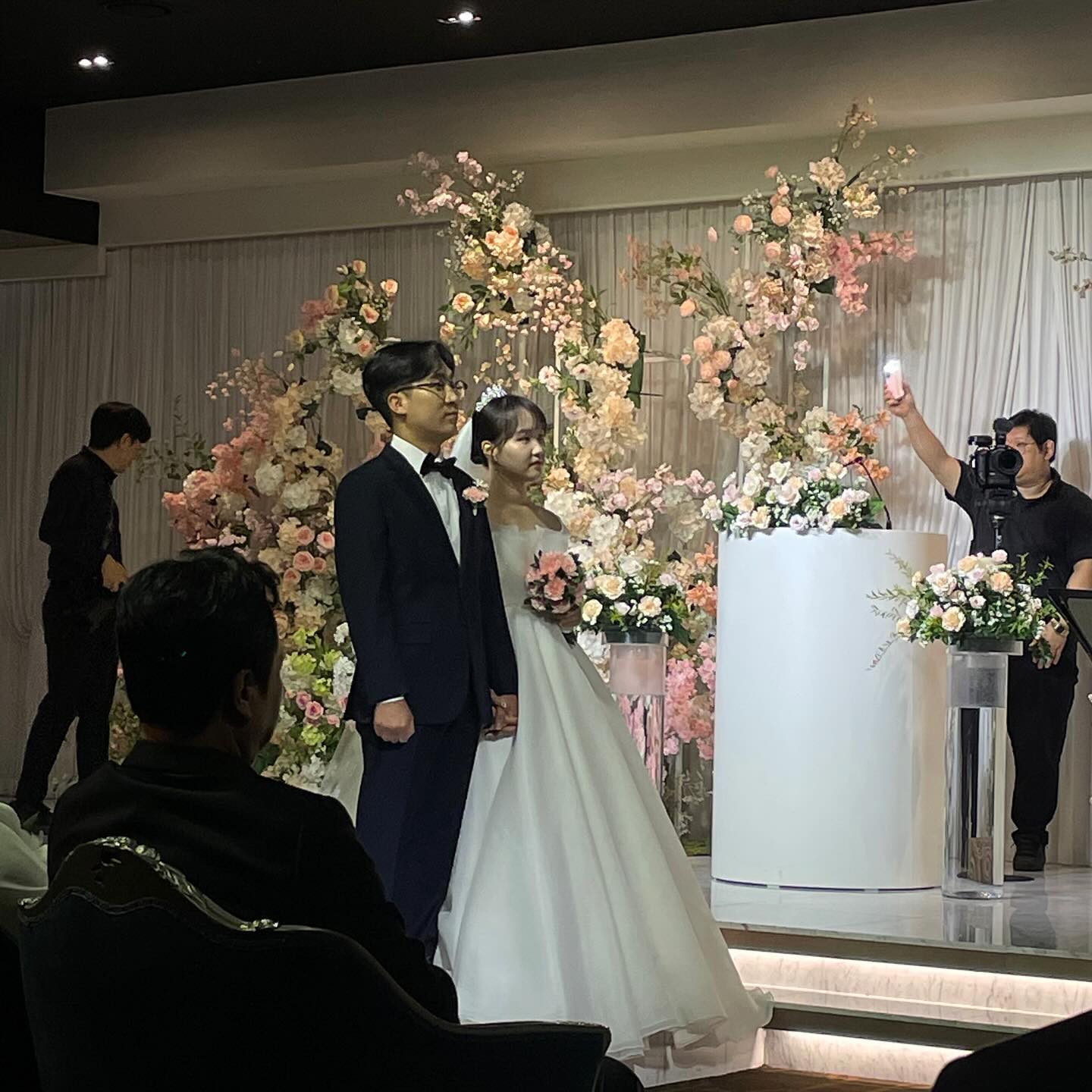 모두의 축하속에서 결혼식 잘 마칠 수 있었습니다.
귀한 발걸음 내주신분들 및 못오셨어도 연락주신분들
힌분 한분께 감사드리며
더욱 더 열심히 살겠습니다♥️ 감사합니다🙏
⠀⠀⠀⠀⠀⠀⠀⠀⠀⠀⠀⠀⠀⠀⠀⠀⠀
24.10.26 이정호, 이하미 올림