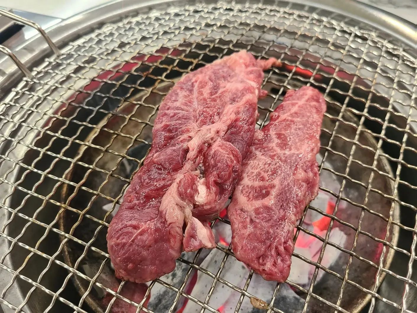 저녁😋
.
.
.
.
#이땅에우리한우
#소고기구이 
#부채살
#갈비살