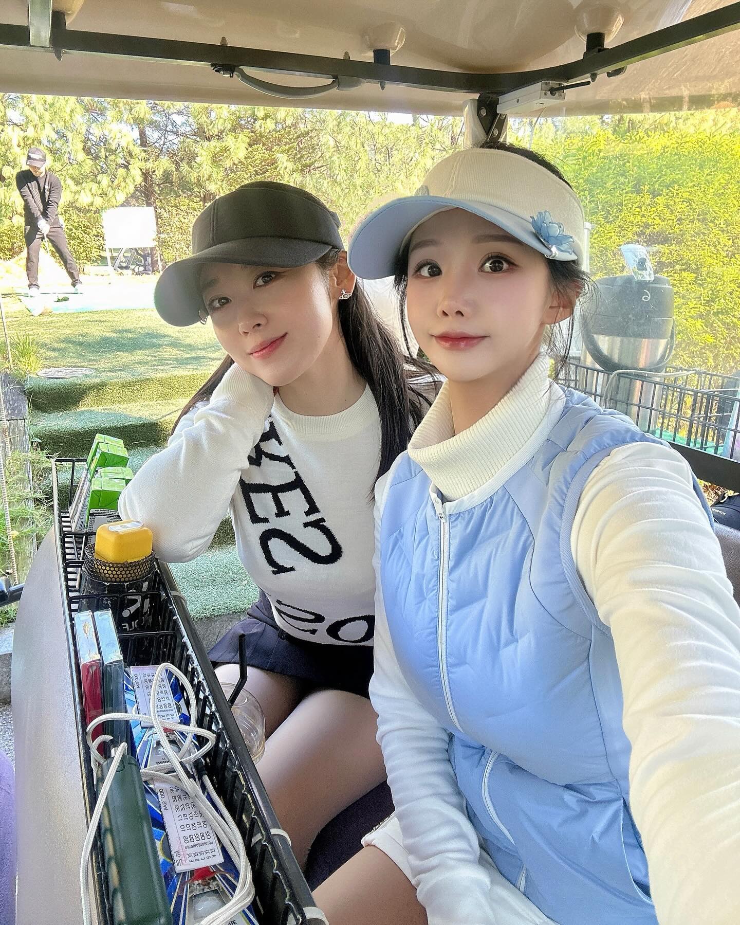 날요 🧚🏻‍♂️ 출근완료😉 

엄청 춥다가 이날은 날씨 넘 조아띠
매번 잘치는것만 보여주다 역대급으로
바보같았던(?) 모습 보여주고 왔지만
같이 나가니 너모 조아띠 🩵

날씨 조아서 신상으로 화사하게 입어떠니
칭찬요정쀼가 오늘 넘 예쁘다구!!!🫶🏻
fantom_sports 
creasmall_