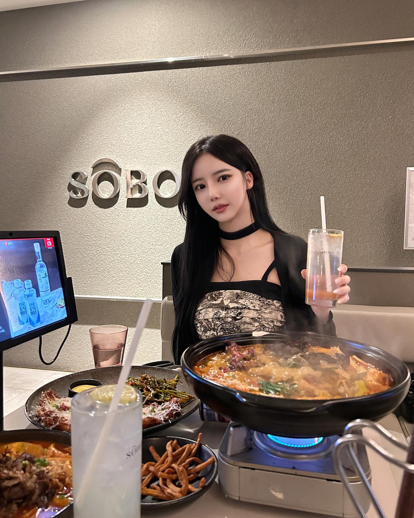 여러분 강남역과 신논현역 사이 퇴근 후 술한잔 할만한 특색있는 맛집을 찾으시나요?

그렇다면 여기! 강남역 맛집 soboki_ 입니다😊

모던하고 깔끔한 인테리어, 넓은 대형 평수로 단체모임도 가능한
강남의 소보키인데요!

다른곳에서 흔하게 볼 수 없는 다양한 종류의 전통주 그리고
트랜디하고 특색있는 맛있는 퓨전요리들이 가득하답니다😋😋

중독적인 소보키의 마라전골! 엄청난 바삭한 식감의 전 그리고
달달한 홍시 디저트까지🫢

뭐하나 빠지지않는 메뉴들로 가득하다구요💓💓

#강남역 #신논현역 깔끔한 모던 술집 찾으신다면 소보키추천드려요👍🏻👍🏻

📍상호 : 강남 소보키
🔖주소 : 서울 강남구 봉은사로18길 80 1층
🔖영업시간 : 매일 11:30-24:00

#강남역술집 #강남역맛집 #신논현술집 #신논현역술집 #신논현맛집 #신논현역맛집 #강남역데이트 #강남역소개팅 #강남역회식 #강남역술집추천 #강남맛집 #강남데이트 #강남놀거리