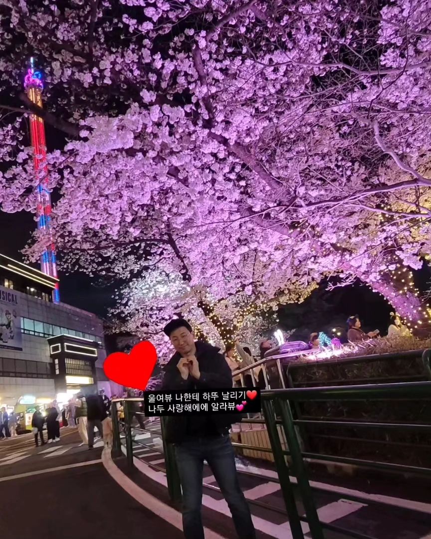 울여뷰 알라븅💕
.
.
.
#이월드 #벚꽃 
#세가족함께 #벚꽃놀이
#한밤에벚꽃구경 #여뷰사랑해
