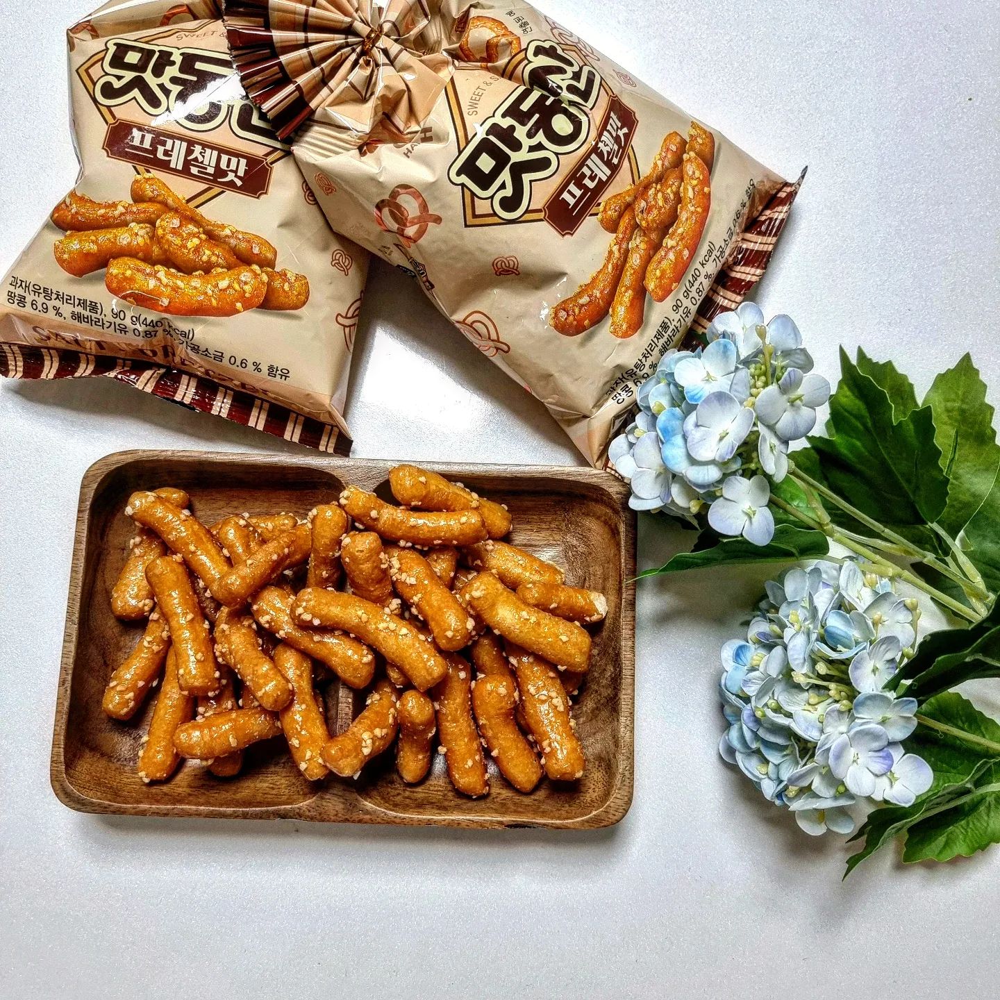 #협찬 

국민 과자 맛동산이 단짠단짠 끝판왕 
맛동산 프레첼로 등장!!

기존의 맛동산 맛은 살리고 
과자위에 뿌려진 펄쏠트 입자로 짭짤한 맛을
만들어줘 프레첼 느낌 충만🤗

요건 무조건 맥주각🍻
단짠의 풍미와 오리지널 맛동산의 단맛은 줄이고
고소짭짤달콤 골고루 다 들었다😂

한봉까면 멈출 수 없는 손🫳🏻
맛있으니까~~~🫳🏻🫳🏻🫳🏻🫳🏻🫳🏻

#맛동산 프레첼 #해태제과 #과자 #간식 #맛동산 #맛동산프레첼 #과자추천 #신상과자 #과자순위