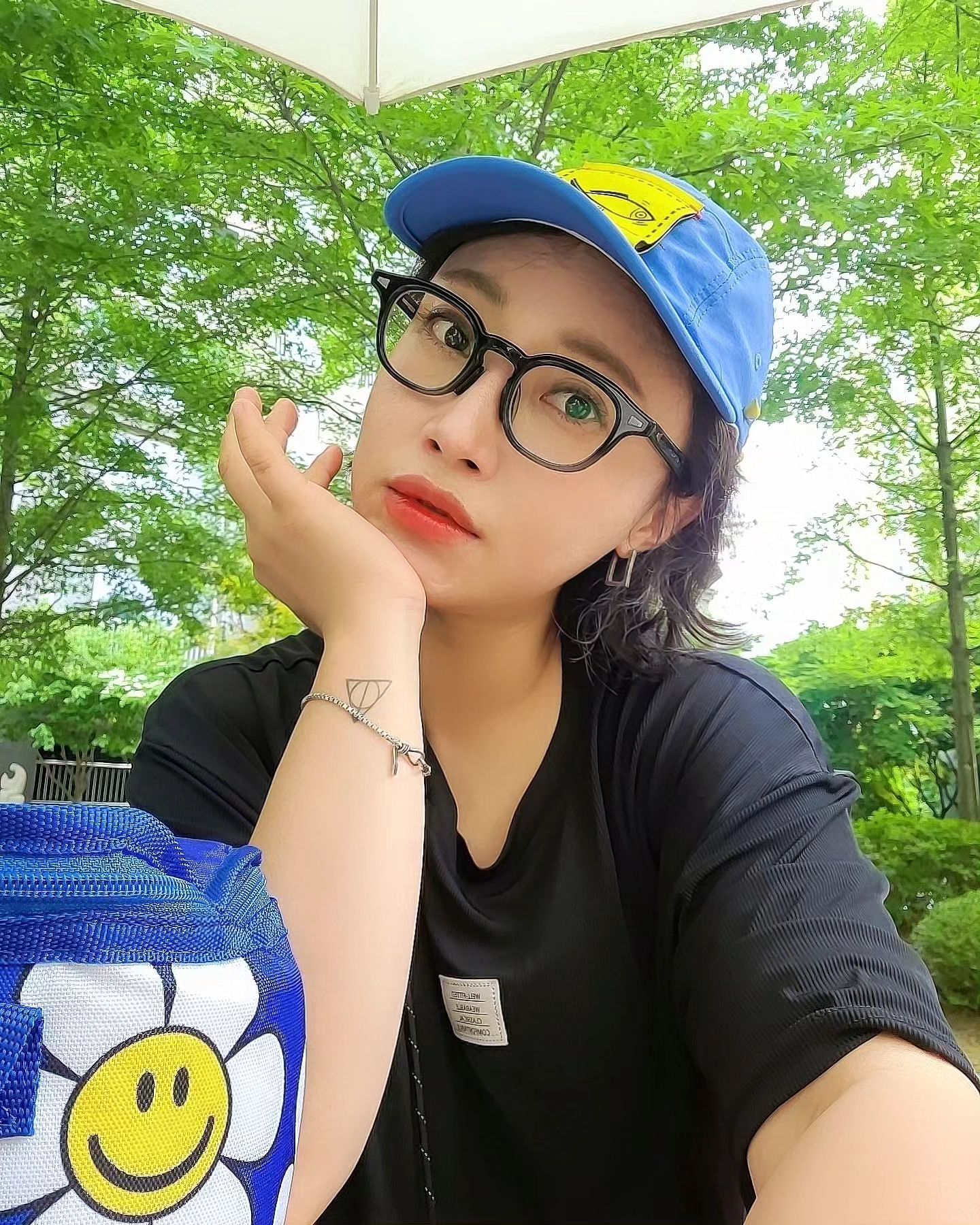난 이제 간장게장만 보면 울고 있겠구나🥹
유툽에서 이효리가 엄마 오징어국 한 입 간 보다가 
엉엉 우는 걸 보다가 대성통곡

내 방패 같던 씩씩한 엄마가
소녀 같고  귀여워 보이면
둘 다 늙었다는 말이라던데..

친정에 가면 항상 알이 꽉 찬
암꽃게 간장게장이 있었다
내가 갈 때 항상 있으니까
예전에는 엄마가 게장을 좋아하는구나..
생각한 적도 있었다
항상 가면 있으니까~

말도 안 하고 오기 이틀 전 항상 담가 놓는 울엄마
해 놓은지도 모르고 
무슨 일이 생겨 못 가면 전화가 와서 
간장게장 했는데..그럼..
생각 없이 엄마 먹어 뭘 보내 했었는데🤦

그 꽃게는 나를 기다리는 엄마의 마음이고
담그면서 자식 먹일 생각에 뿌듯한 마음이었고
행여 못 오면 아쉬운 마음이었다

요즘에는 친정가서 밖에서 밥을 먹어도
오자마자 누가 잡으러 오는지
꽃게부터 까고 있다
어느 순간 그거 보면 울컥했는데..
울 엄마는 내가 24살 졸업과 동시에
서울로 떠났고 집에 와서 게장을 그렇게
맛있게 먹었단다..
그 순간부터 20년 가까이
내가 온다고 하면 간장게장을 담가 놨단다
(실은 난 다 잘 먹는다...엄마 눈에 타지서 고생하는 딸이
안쓰러웠겠지..)

이번에 내려가서 항상 했었어? 라며 ..
무심한 딸년이 물었더니
그랬단다...
심지어 내가 왜 했냐고
뭐라고 할까봐 말도 안 한적도 수두룩...
수도 없이 간다고 했다가 못 간 적이 
절반은 되는거 같은데
얼마나 기다리고 속상했을까?
아빠 돌아가시고 못 오면
 혼자 많이 기다리셨을 생각에..

이효리 오징어국 한입 먹고 우는데
엄마가 싸준 게장 먹다가 ㅎㅎ
대성통곡했네
밥 먹다 뭔 짓인지..
코로 들가는지 입으로 들가는지..

날이 갈수록 엄마가 보고 싶고
엄마가 걱정 되고
엄마를 닮아 있고
엄마 마음을 100분에 1정도 알 것 같다
자식을 놓아 봐야 철이 드는 게 이런 건가?

이러면서도 전화는 왜 자주 안 하고
자주 못 가는지 나만 이런가?
평생 게장 먹다 오열 할 계획 없으면
부모님께 잘 하고 살자...

.
.
.
#대성통곡#엄마의마음#간장게장#오열각
#엄마생일#자식은늙어도애기#아들둥절
#내리사랑#사랑하는엄마#건강하자#엄마생선