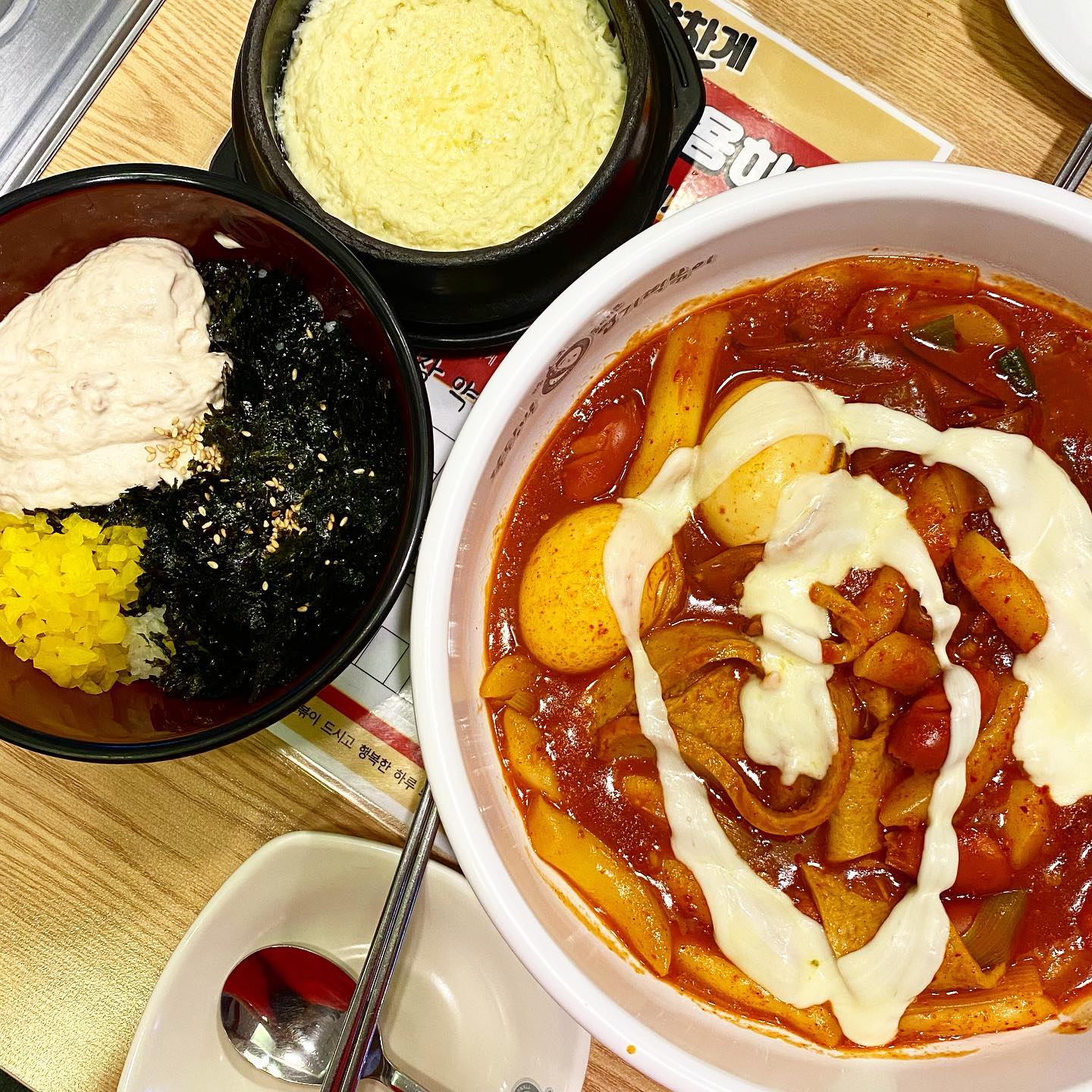 #엽기떡볶이 #엽떡 🔥
.
🌟엽기떡볶이 2인분 9,000원
➕소세지 추가
➕계란 추가
➕중국당면 추가

🌟참치마요밥 3,500원