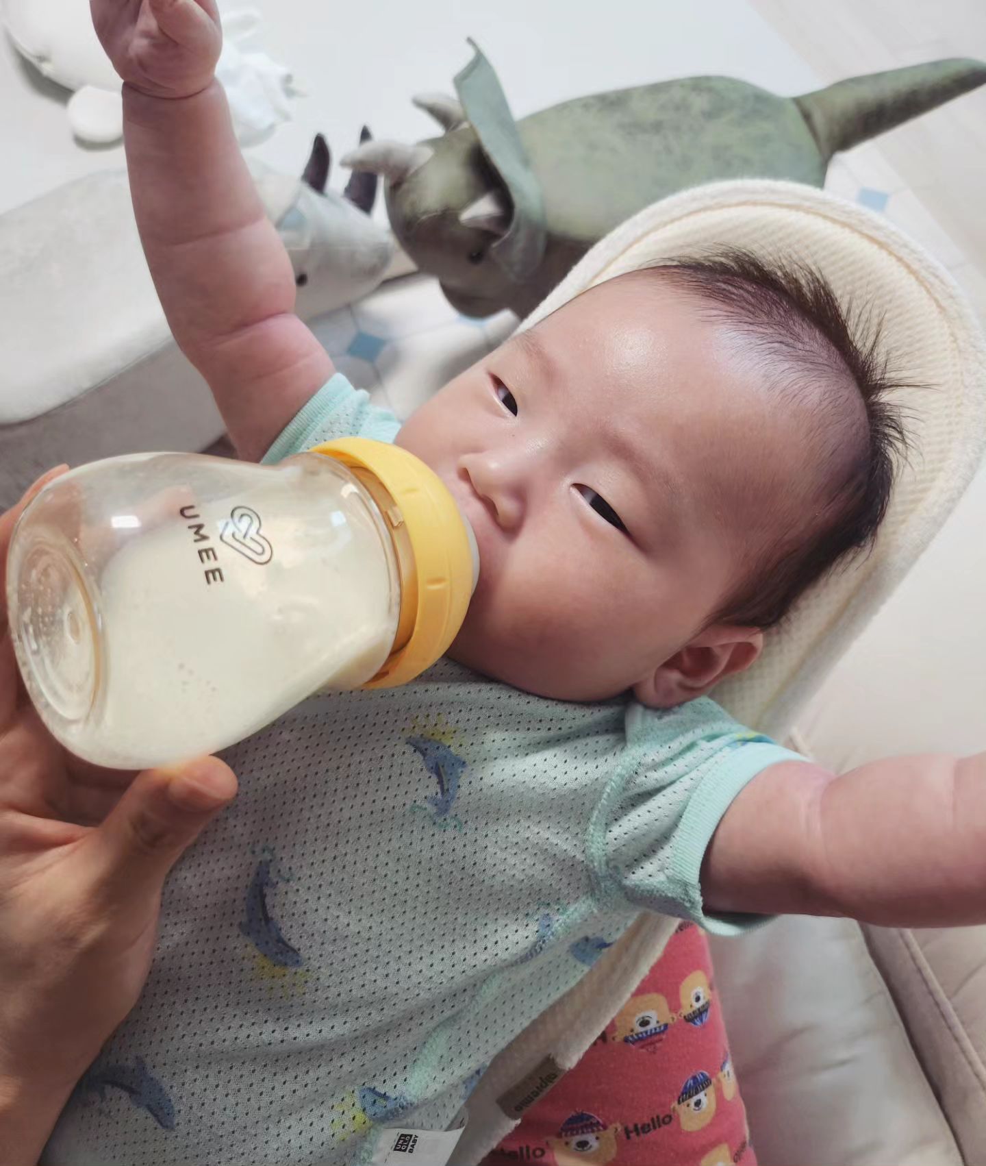 #UMEE
360° 안심수유 UMEE🍼

엄마 !! 유미젖병에 타주는 맘마가 제일 좋아욤!!!ㅎㅎㅎㅎ 

유미젖병에 맘마먹으며 만세 외치는 서하🍼
두달째 너무 만족하며 잘 사용하고 있어요
배앓이 걱정없이 ! UMEE !!

#유미젖병 #젖병 #배앓이방지젖병 #젖병추천 #신생아젖병 #토끼띠아가 #토끼띠맘 
#초보엄마그램 #흑토끼띠 #흑토끼띠맘