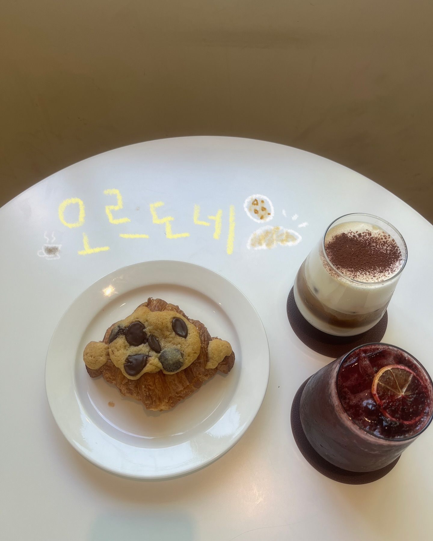 오르도네

📍전북 전주시 완산구 팔달로 59 
⏰매일 11:00~21:30 라스트오더 21:00(매주 월요일 휴무)
📞0507-1345-5687
🅿️매장 뒷 편 공영주차장(무료)

오늘은 전주 서학예술마을에 위치한 ‘오르도네’에 다녀왔어요:)
한옥마을에서 도보 15분거리에 있고, 서학예술마을 정류장 바로 앞에 위치하고 있습니다!
’오르도네: 잘 정돈된’ 이라는 뜻을 가졌다고 해요. 이름만큼 잘 정돈되어 깔끔한 인테리어로 되어 있습니다

☕️솔트커피(6.5)
단짠조화로 짭쪼름한 크림과 커피의 맛이 잘 어울러져요
오르도네의 시그니처인만큼 맛있게 먹었어요! 커피도 쓰지않고 고소한 편이라 
꼴딱꼴딱 너무 잘 마셨습니다! 크림이 진짜 맛있어요 

🫐블루베리에이드(6.0)
요즘은 카페가 다 시럽이라 에이드를 잘 안먹게 되는데, 요기는 블루베리가 많이 들었다는 것이 느껴질만큼 블루베리 청인지 블루베리가 씹히며 생과일에이드 느낌이였어요_!
오랜만에 만족스러운 에이드를 먹었어요 ! 에이드도 퀄리티 좋고 맛있으니 더워서 시원한거 드시고 싶은 분들은 드셔보세요

🥐크루키(5.0)
매장에 들어가자 마자 크루키가 눈에 띄었는데, 너무 귀엽게 생겼어요
아기자기 하면서 큰 초코칩 모양! 겉은 다 구운 쿠키느낌이고 크루와상  안에는 반죽느낌의 쫀득한 느낌이여서 너무 맛나요.. 저는 크루키가 진짜 너무너무 맛있었습니다! 완전 추천드려요 

👧🏻음료,디저트 뭐 하나 빠짐없이 맛있었고 가격도 적절하고  맛과 퀄리티도 좋다고 생각이 들었습니다! 매장은 2층으로 되어있고 1층은 긴 테이블과 야외 테라스, 2층은 소수인원이 앉을 수 있는 자리가 여러개 있습니다! 영수증사진기가 있어 함께 간 사람들과 추억을 남기기 용으로도 너무 좋은거 같아요 ㅎㅎ 개인적으로 좋아하는 노랑노랑한 따뜻한 감성의 카페라 굉장히 만족하며 시간을 보냈고 2층의 창으로 푸릇푸릇한 나무와 뷰를 보며 힐링하기 딱 좋은 카페입니다! 

🏠 cafe_ordonne 

#전주한옥마을카페 #전주카페 #전주베이커리카페 #전주핫플 #전주한옥마을맛집 #전주디저트카페 #한옥마을카페 #전주신상카페 #전주맛집 #전주감성카페 #전주오르도네 #오르도네 #전주맛동산 #🌬️🍠