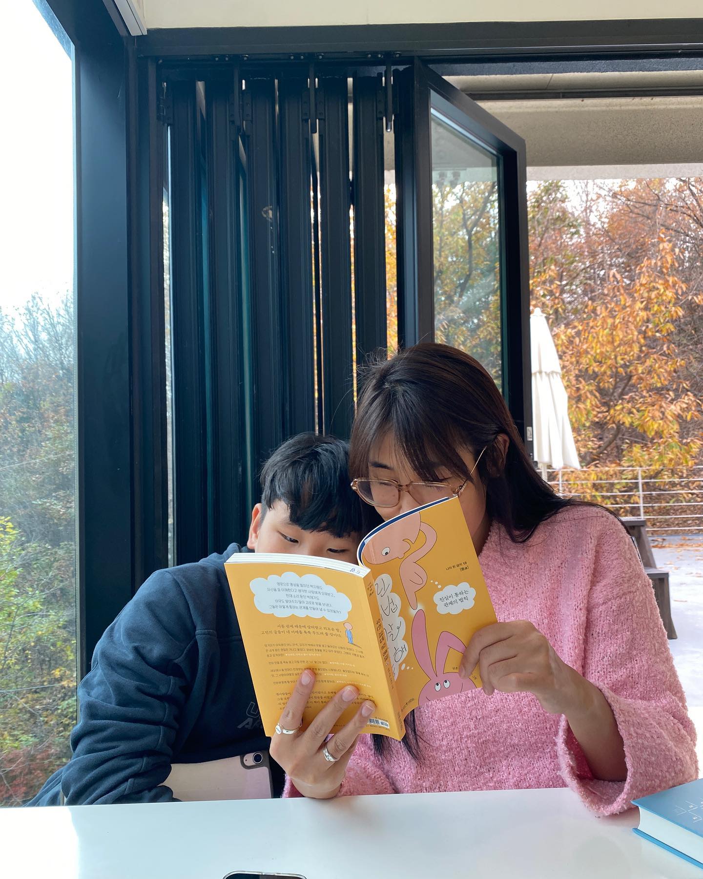 #도서협찬

인생에서 제일 어려운게 관계인거 같다.
가족과의 관계, 친구들과의 관계, 회사동료와의 관계... 복잡한 인간관계의 본질에 대해서 다룬 책인 #우리제법잘통해
중간중간 삽화들이 너무 귀엽고 과거와 현재를 넘나드는 여정들이 들어서 지루하지 않게 읽혀졌고, 다 읽고나서 진한 여운이 남게 되었다.

고전속 인물들의 이야기로 많은 깨달음을 얻을수 있었던 책이다. 고전히 역시 인생에 대한 지혜를 선물해주는거 같다.
책을 읽고 느낀건, 나 자신과 주변 인간관계에 대한 고민이 많았는데 우선 나를 돌아보고 나에게 최선을 다해야겠다. 그러다보면 관계에서 진심을 통할것이고 소통 또한 저절로 될거 같다.
책 속 마지막 나온 문구처럼 "세상의 주인, 이 나라의 주인은 바로 너다"명심하고 내가 나를 제일 아끼고 사랑하자!

#설흔 #나무를심는사람들 #인간관계고민 
#친구관계 #인간관계 #고전읽기 #책추천 #서평