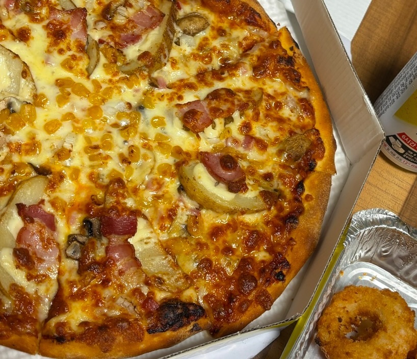 #피자로이천중앙로점 

30년 전통의 수제피자 맛집으로 유명한 이천 피자로🍕

최고의 식재료와 장인정신이 만나 이천을 대표하는 피자집이 되었답니다

크림파스타 메뉴가 새롭게 업그레이드되어 이제는 피자뿐만 아니라 곁들이는 사이드메뉴까지 더욱 맛있어졌다는데요❕

파스타 종류는 8,000원 ~ 10,000원으로 저렴해 피자와 함께 부담없이 즐길 수 있답니다 ☺️💓

🚩 경기도 이천시 서희로 59번길 8 2층
⏰ 매일 11:00~ 24:00 

#이천맛집 #이천피자집 #이천피자로 #이천피자맛집 #이천피자맛집추천 #피자맛집 #파스타맛집 #이천맛집추천 #오늘뭐먹지 #먹스타그램 #먹팔
