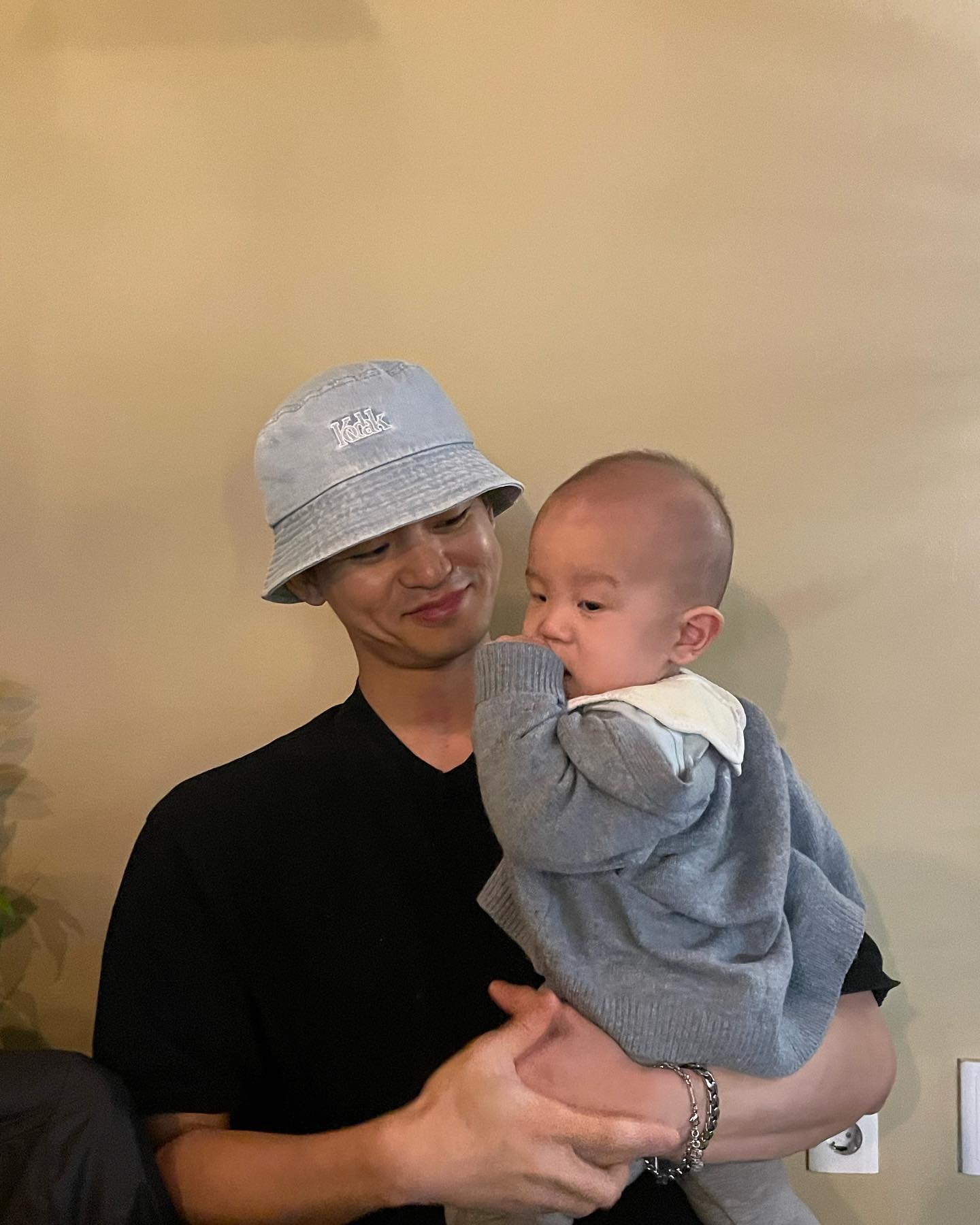 23.12.09
남편과 함께한 지난 추억 하나
연애 때부터 신혼을 거쳐 부부가 되기까지 많은 순간들을 함께해온 애정의 노떼💛
한동안 못 가다가 잠시 접으신다기에 한걸음에 갔다.
추억이 많이 서려있어 아쉽지만 그건 우리 일이고😉
더 멋진 노떼2를 기다려야지!
마지막은 지우에게 맞는 오빠 모습이 좋아서 아니 꼬수워서 아니아니 귀여워서 한 컷.풉.