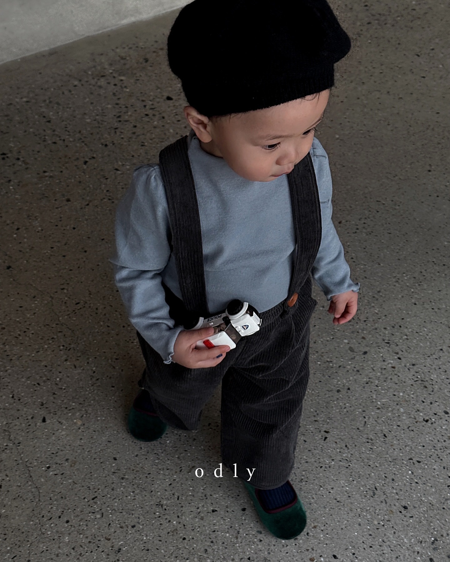 #gift odly.kr 
크리스마스 선물 미리 받은 것 같은🥹
남아 여아 모두 입을 수 있는 오들리 코듀로이 오버롤 세트ᴥ
고급스러운데다 색감도 너무 예뻐 연말룩으로 딱,,🎁
뚱율이는 1size 입었는데 오버롤은 한사이즈 업했으면 더 좋았을것 같아요🐰

📎AHNYUL | 84cm | 11.5kg 
Frill half-neck T-shirt 1 size
Corduroy Overalls 1 size