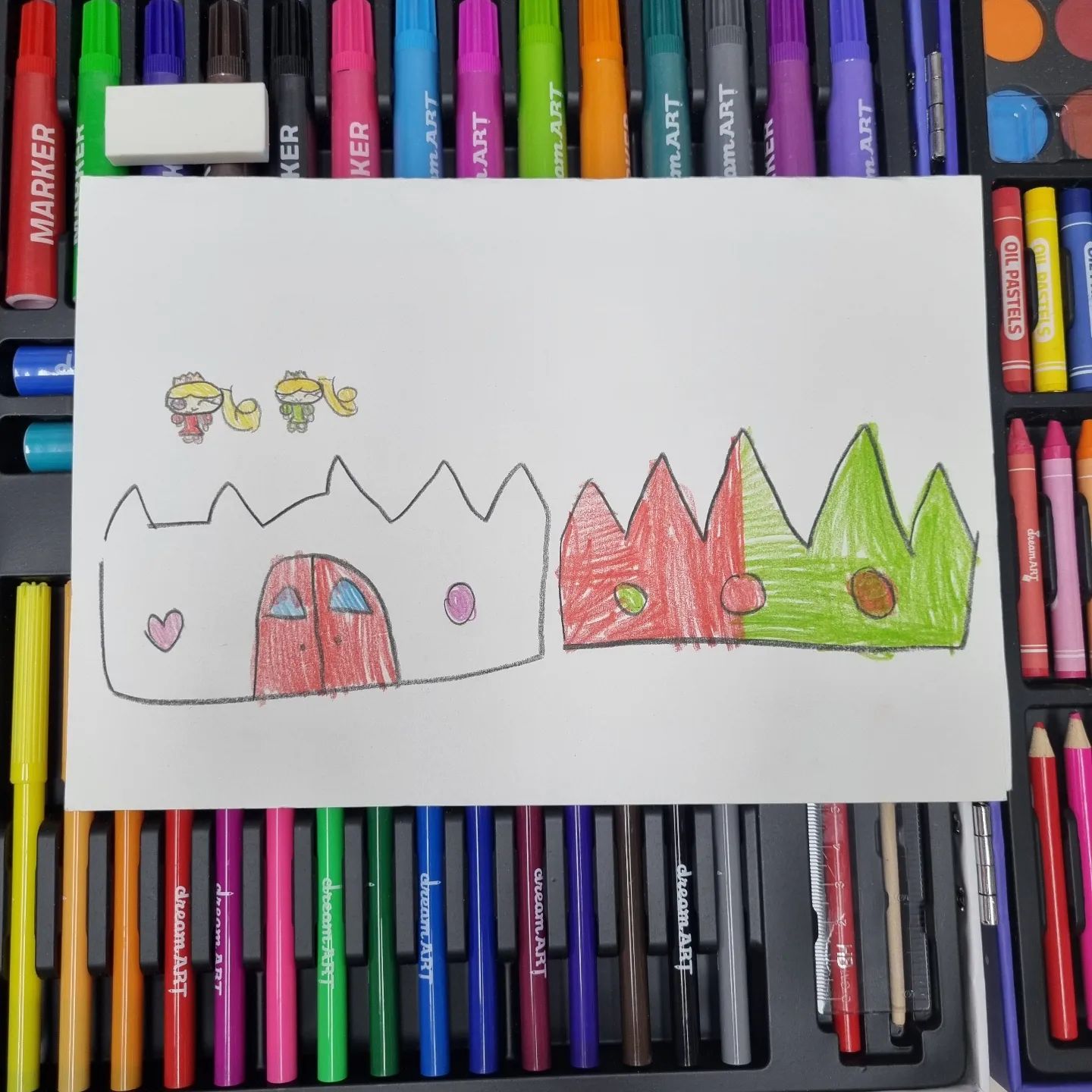 6살 딸의 의뢰

작품설명 🎨
새콤달콤티니핑에서 새콤핑과 달콤핑, 뾰족뾰족케이크 그렸다고 합니다

🚦🌈🤩😀😄😁🥳

#6세그림 #새콤달콤캐치티니핑
