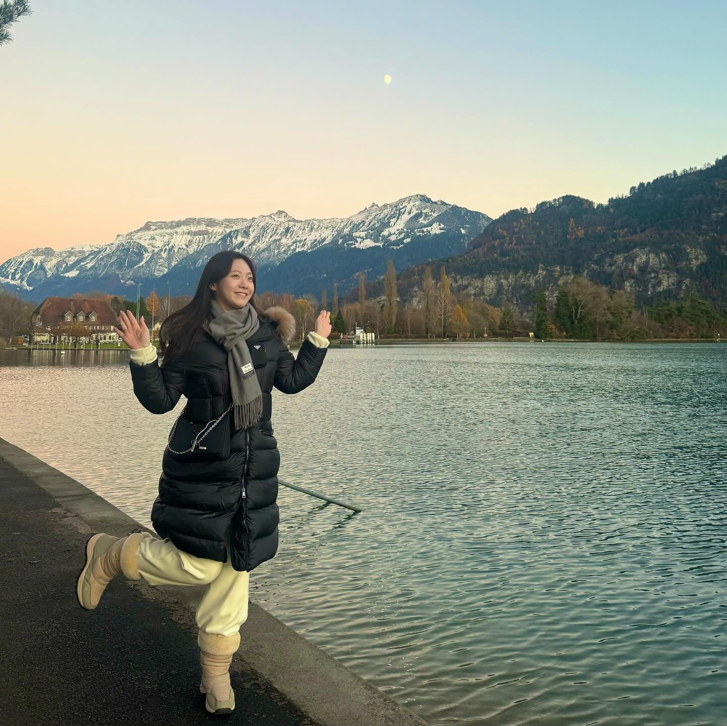 𝗦𝗪𝗜𝗦𝗦🇨🇭♥️ 
융프라우에서 만난 언니네 쀼랑 저녁에 바베큐파티하고 버스끊겨서 집에걸어가기🌝 하늘에서 별이 쏱아진다✨✨
#튠호수 #인터라켄 #그린델발트
#thunersee #interlaken #grindelwald 
#신혼여행 #스위스 #switzerland #🇨🇭
#현진철민_신혼여행