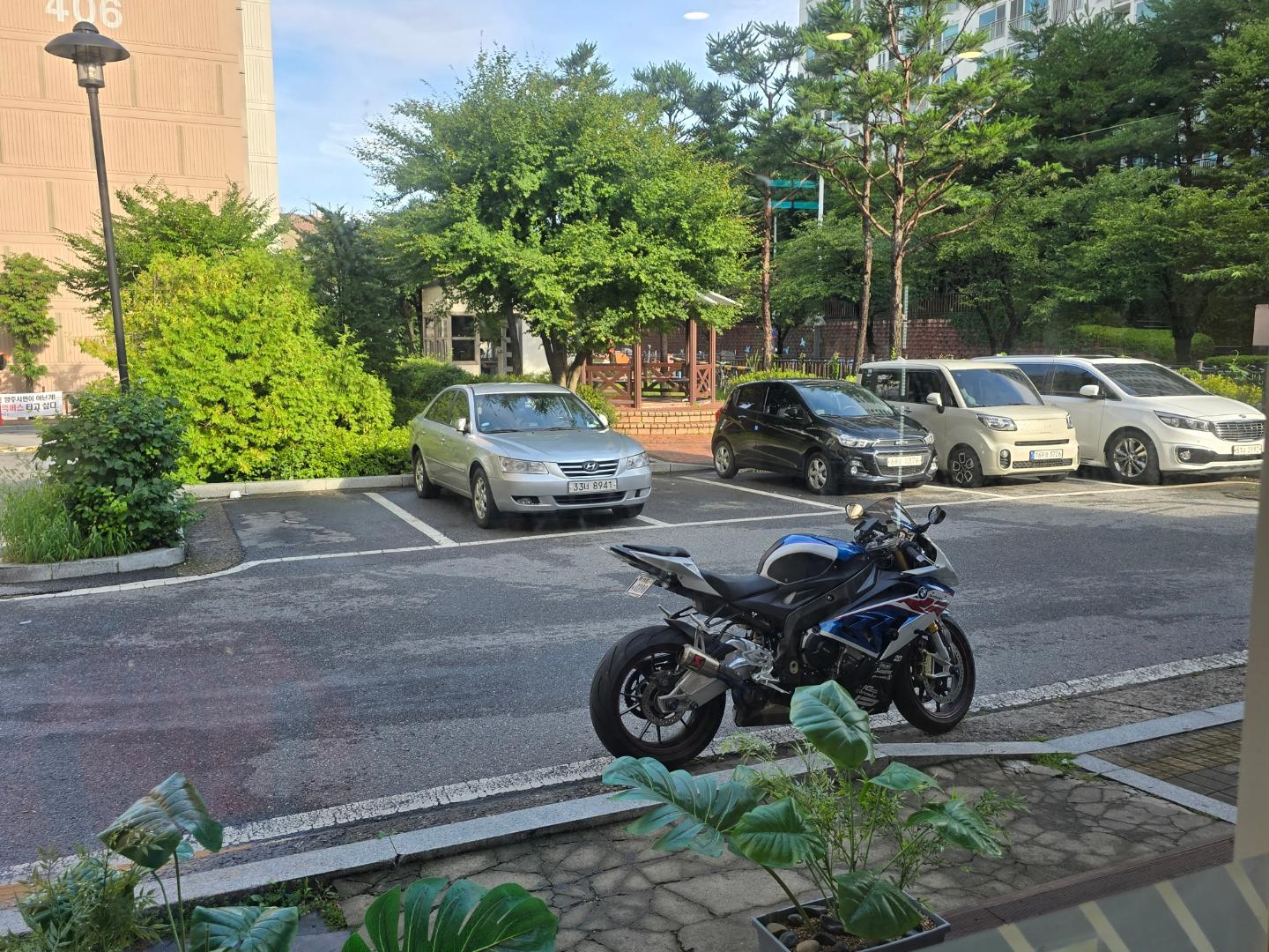 아침에 날씨 좋을때 잠깐 라이딩
바람은 시원한데 여전히 덥다.
#bmw모터사이클  #바이크그램 #s1000rr #라이딩 #바린이 #motorcycle