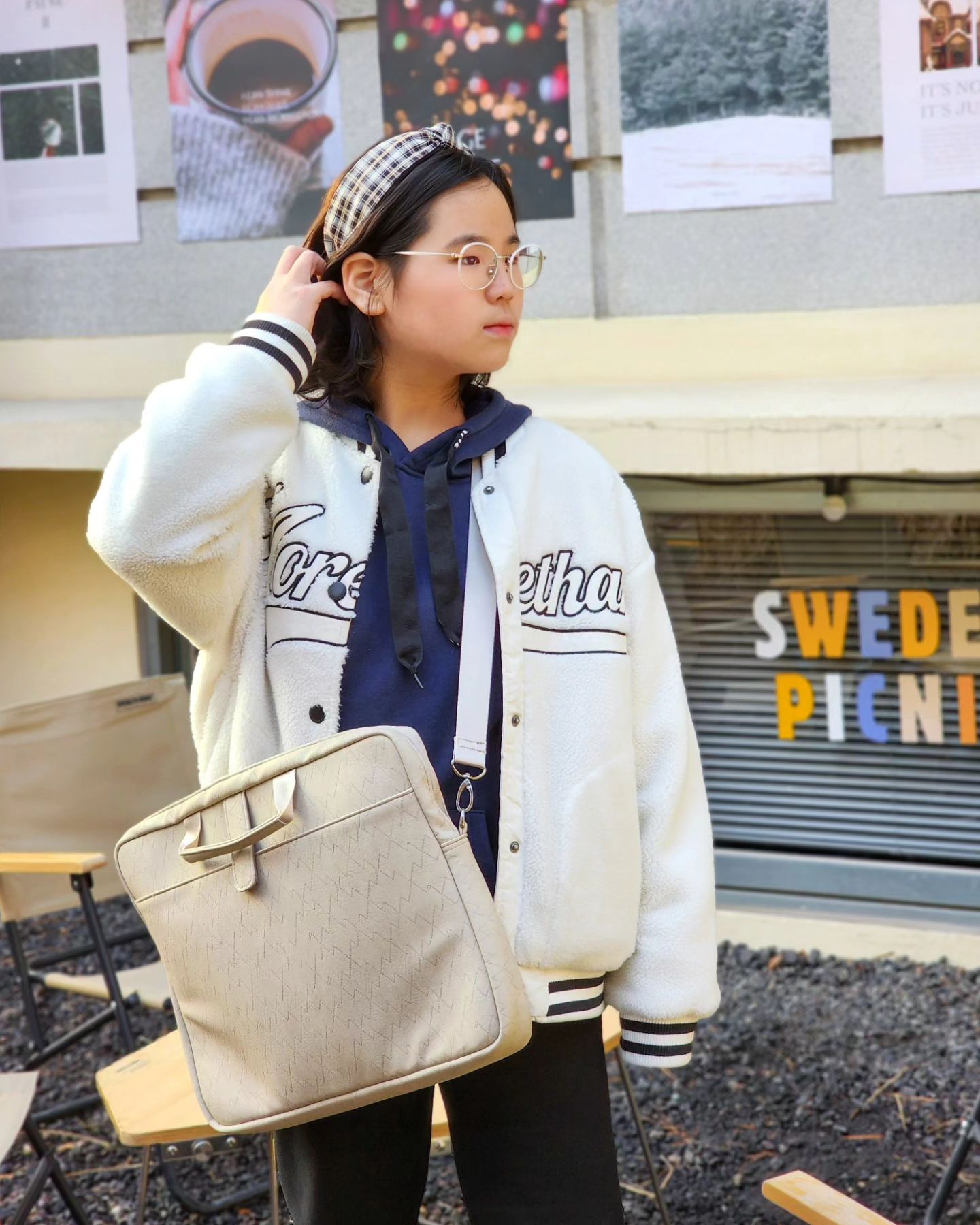 ✨️업체로부터 제공받은 제품입니다

🌟💻바투카 노트북 가방 🛍👝👜👛

👍원단 개발, 재단, 봉제, 완성까지 20년 장인의 손으로 
만드는 최고급 프리미엄 노트북 파우치를 소개해요! 👏👏

🙆‍♀️저랑 큰아이는 한글로 문서 작업을 할 일이 많아서 
태블릿보다는 큰 노트북을 주로 사용하는 편인데요. 

💻집에서 사용하던 노트북 가방은 너무 얇고 볼품이 없어서
이동시에는 커다란 백팩에 노트북을 넣어서 다니곤 했는데요.

💥바투카 노트북 가방을 만나고, 노트북 가방에 대한 
생각이 바뀌게 되었어요. 전에는 먼지가 쌓이지 말라고 
커버처럼 단순하게 보관용 가방이라고 생각을 했었는데요.

☝️그러다 노트북 가방의 역할은 "제대로 안전하게 보호"
해주는 것이 기본 중에 기본이라는 것을 알게 되었어요. 

🌈이 기본 위에, 실용성과 멋, 품질을 더해 업그레이드 시키면!
바로🌟바투카 노트북 가방🌟 명품 가방이 탄생하는거죠!

✅️✅️✅️ 바투카 노트북 가방은요 ✅️✅️✅️

❤️20년 경력의 봉제 전문가가 국내 공장에서 직접 제작한 
🇰🇷Made in Korea 제품이에요!

💜지퍼 슬라이드, 봉제라인의 꼼꼼함, 표면의 매끄러움, 
완벽한 형태까지 정말 well made 명품이에요!

💙무엇보다! 충격보호 3중 라미네이팅 원단으로 제작되어,
작은 스크래치부터 외부 충격보호까지 노트북을 안전하게 
보호해 준답니다!

🧡국내산 부드러운 단모 안감으로 정말 부드러운 감촉과
미세먼지를 최소화하고 스크래치 방지에도 효과적이에요.

💛3가지 포켓 구성으로 공간을 다양하게 활용할 수 있어서
아이는 책과 헤드폰 필기도구 등을 함께 넣어 다니는데,
전혀 노트북에 스크래치나 부담이 없더라구요.

🩵가방 겉면은 뉴질랜드 밀퍼드 사운드의 아름다운 
원시림을 형상화한 독창적인 패턴으로 대자연의 감성이 
느껴지는 고급 원단에, 겉면의 멋스러운 소가죽 로고와 
어우러져 고급스러움을 한층 더해준답니다.

🤎로고가 새겨진 견고하고 고급스런 지퍼 슬라이드까지
고급스러움을 더하고 부드럽게 열리는 품질은 올렸어요!

💚가방 뒷면 뒷포켓에는 서류 및 기타 노트북 액세서리를 
빠르고 편리하게 넣고 빼고 할 수 있어서 실용성도 좋아요.

🌈잠깐 쓰고 버릴 제품이 아니라, 쓰면 쓸수록 길들여지는
고급 제품으로 명장이 만든 고급 가방은 이런 것이라는 것을
느끼실 수 있는 바투카 제품! 추천드려요!

🌟저는 노트북을 더 많이 사용할 계획이라, 사용하면서 
바투카의 매력을 더 발견해 보려해요. 기대됩니다 👍👍

❤️감사합니다❤️
vatuka_

#바투카 #노트북가방 #서류가방
#직장인노트북가방 #노트북가방추천
#여자노트북가방 #남자노트북가방
#여성노트북가방 #남성노트북가방 
#노트북백 #학생노트북파우치 
#노트북파우치 #노트북파우치추천
