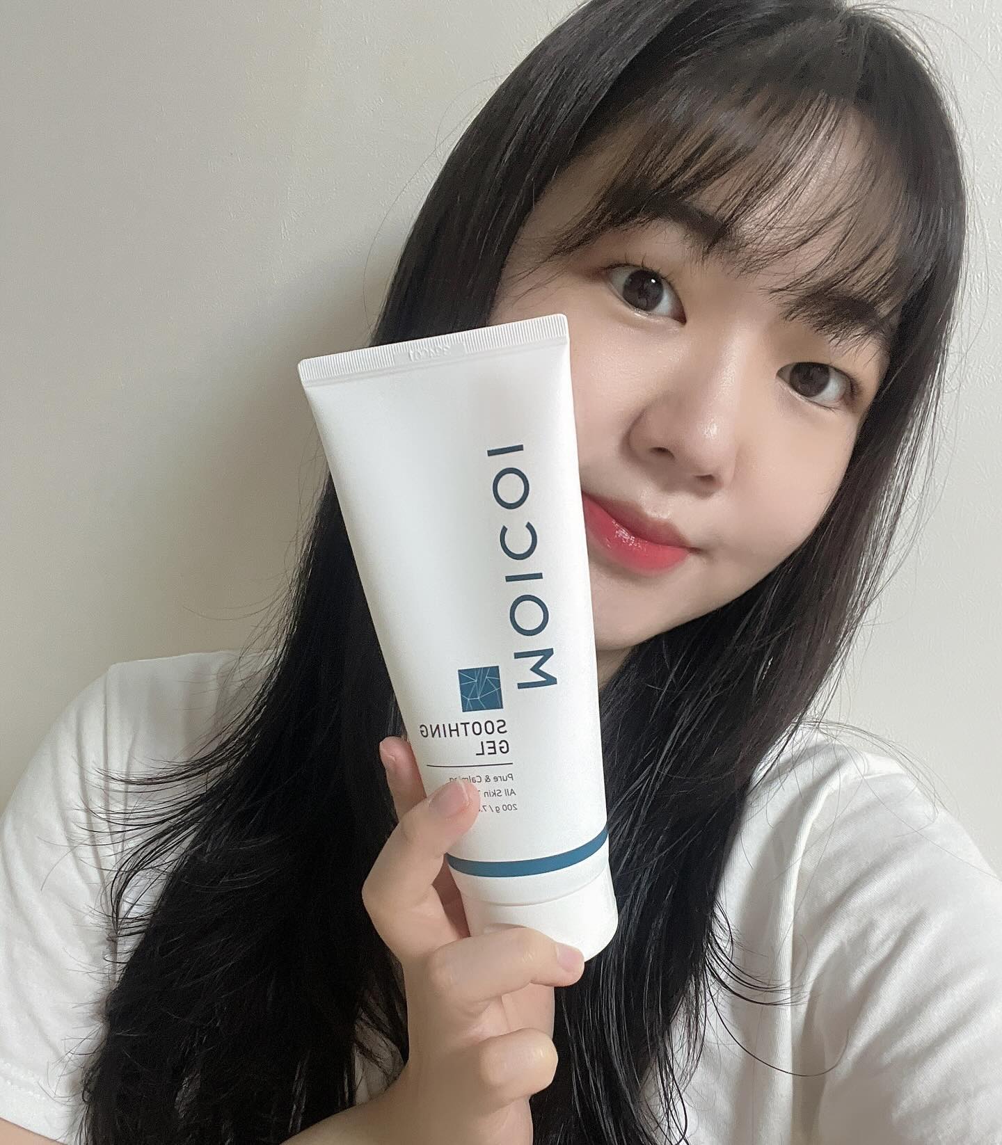 #협찬 moicoi.official 
(마지막 피드에 제품의 느낌을 한가득 담은 일러스트 올려놓았어요🫧)

오늘은 아기부터 성인까지 모두 순하게 쓸 수 있는 수딩젤, 모이코이 수딩젤을 들고 와봤습니다!🩵

수딩젤은 사실 많이 써보지 않아서 이번에 실제로 발라보면서 직접 경험해보았는데요, 정말 정말 순해서 자극이 심한 날 피부에 진정케어로 바르기 너무 좋았고, 그냥 두루두루 바디 전체에도 편안하게 바르기 좋았어요. 

지금도 매일 바디로션 바르듯 수딩젤로 몸의 건조한 부분이나 진정이 필요한 곳에 바르고, 얼굴 피부에도 트러블 난 곳이나 수분감 주고 싶은 곳에 바르는데, 순한 제품이어서 그런지 트러블도 1도 안나고 좋더라구요.

그래서인지 아이 임산부 등 자극에 예민할 수 있는 분들께도 추천드리고 싶은 제품이었습니다!

제품 제형은 두번째 컷에 있는데, 이 순한 느낌을 어떻게 표현할지 고민하다가 일러스트로도 표현해보았어요.(마지막 장)

편안해지는 저자극, 발림성에서 오는 기분좋은 촉감까지!

요런 수딩젤 찾고 계셨다면, 찐 후기로 적극 추천드립니다✨
.
.
.
.
.
.
.
.
.
.
.
.
.
.
.
.
#모이코이수딩젤 #여드름화장품 #뷰티스타그램 #피부트러블 #수딩젤 #피부일상 #트러블케어 #스킨케어루틴 #피부자신감 #수분진정 #데일리 #예민한피부 #수딩젤추천 #모공관리 #환절기피부관리 #지성피부개선 #민감성피부 #수부지 #시카크림 #뾰루지