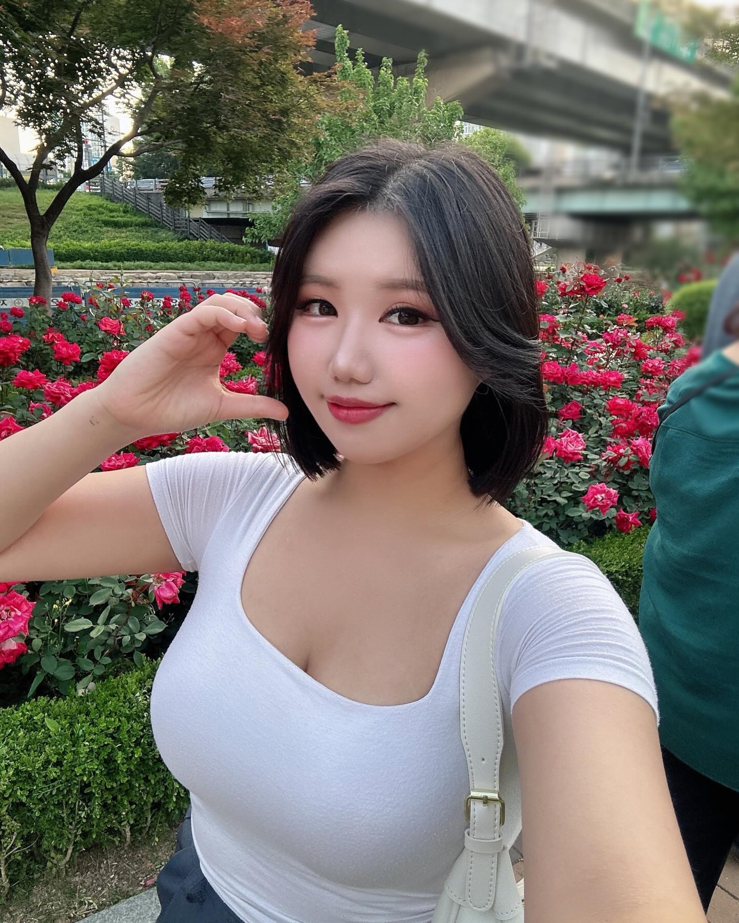 단발 첫 피드, 6월달도 모두 행복하작우^_^❤️
.
.
.
#6월 #selfie #셀피 #얼스타 #서울 #장미축제 #셀스타그램 #미용 #단발