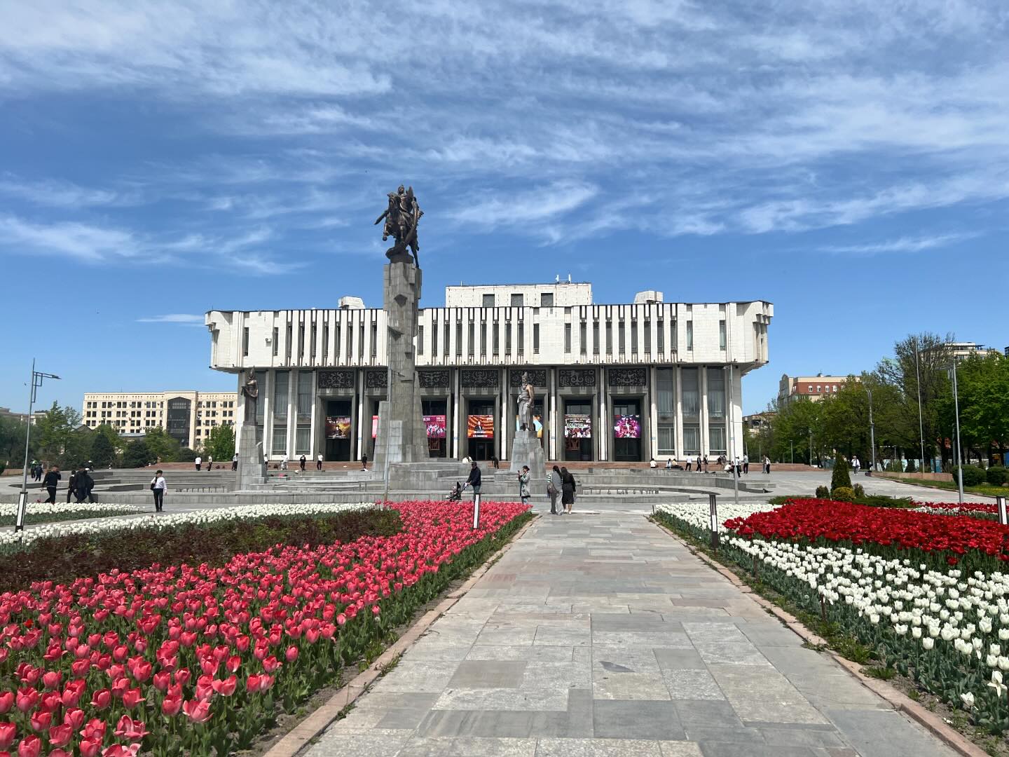 #키르기스스탄🇰🇬 #일상기록📷 

240419

4월의 비슈케크 🏛️🌸🌼🌹
Bishkek in April
Бишкек в апреле
