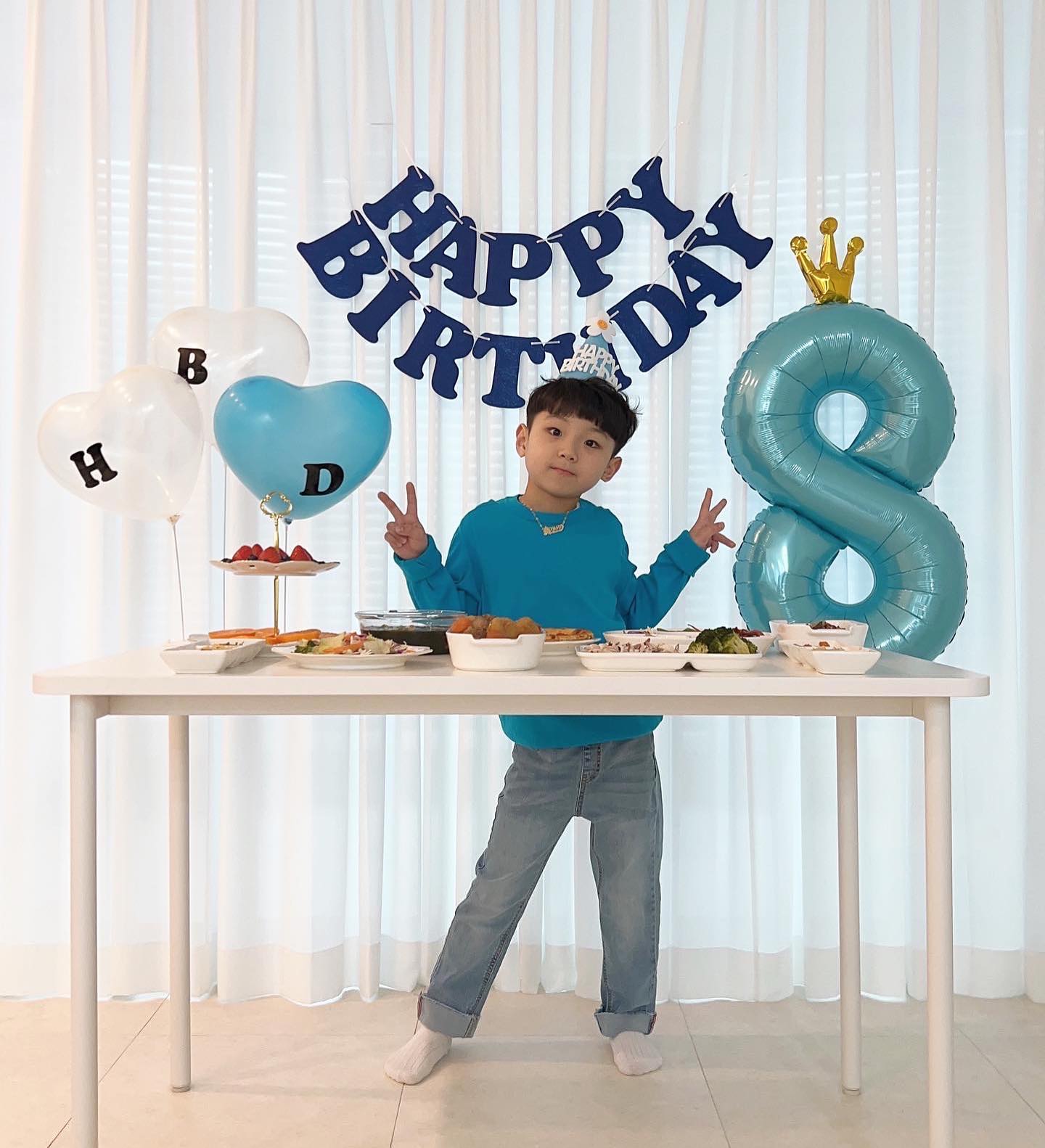 #🕊️

진짜 간만에 피드😅

여러가지 일들이  한번에 몰려와서 
머리 아팠던 1월,2월 💆🏻‍♀️ 2024도 빡세다

그래도 우래기 생일은 기록 해야징 :)

곧 학교 가는 예비초딩 오빠야👦🏻💙
나이좀 먹었다고 선물로 책이랑 보드게임 
고르는 귀염둥이 ㅋㅋㅋㅋㅋㅋㅋ 그리고 
자기 생일도 아니면서 선물 잔뜩 받아서 
기분좋은 2번꼬맹이 ㅋㅋㅋㅋㅋ👧🏻❤️
오늘 하루도 너희로 꽉 채우고 행복했다🥰

생일 케이크 초 불기전에 소원 빌라니깐 
우리가족 모두 건강하고,오래살게 해달라는 
우래기👦🏻 언제 이렇게 커버렸냐 🥺🥲

아 이제 인스타 진짜 열심히 기록 해야지
내 소즁한 집스타그램 🏠 ㅎㅎ
우리 인님들 다들 굿밤 되세요🫰🏻

#생일축하해#우리집보물1호#곧잼민이#걱정이다
