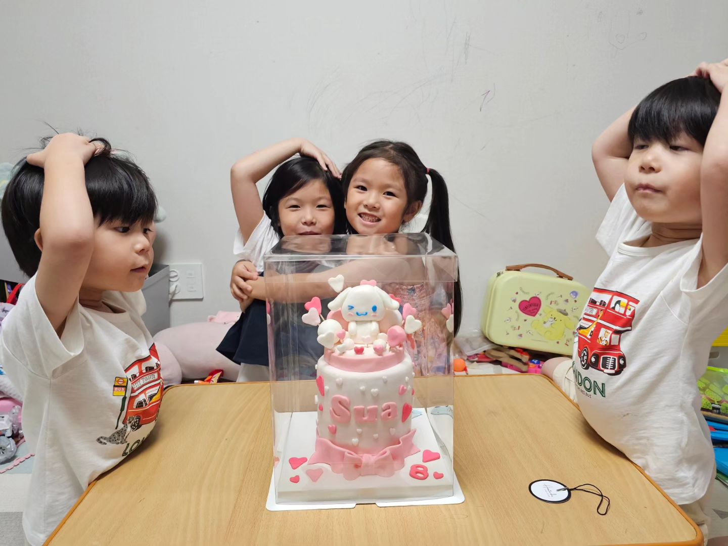 💜

울 뜌아 8살 생일❣️
다놀고 들어와서 케이쿠 공개~!!
행복하다니 되었다🩷
케이쿠 너무 예뽀당💜💜💜

이번에 한번 더 지아도 많이 컷다는걸 느낌!!
다른때 같았으면 자기생일땐 이런거 안해줬다며 울었을거같은데..ㅋㅋ
그땐 몰랐어~ 라고 했는데..
담에 자기 생일엔 폼폼푸린 케이크 해달라고 하고 지나갔당!😁

울뜌아 생일 너무너무 츄카해~~😍
엄마가 엄~~~~청 사랑해💕

#8살 #6살 #4살  #쌍둥이
#육아스타그램 #육아맘 #워킹맘 #도치맘 #다둥맘 #애넷맘 #남매맘 #육아 #일상 #귀요미들 #예쁜아기 #twins #이란성쌍둥이 #형제둥이 #사랑둥이 #내사랑 #사랑해 #❤️ #사남매 #첫째 #생일 #HBD