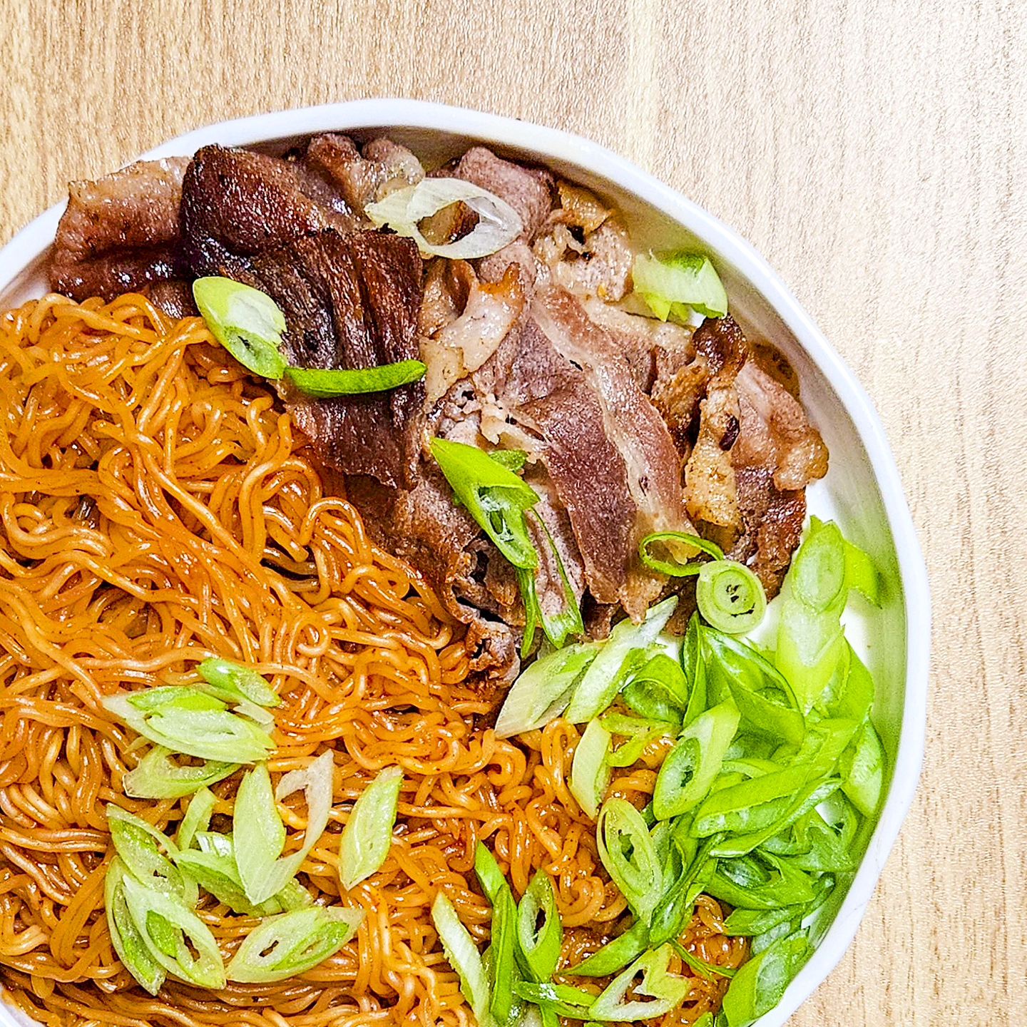 보통 차게 먹는게 비빔면이라서
상상도 못했던 마라맛!!

마라탕과 마라샹궈는 물론이고
마라라고 하면 그냥 다 너무 좋아하니까
팔도 마라왕 비빔면 보고는 환호성을 질렀네요 :O

기존의 팔도 비빔면 소스에 마라 별첨 스프를 더하면
마한 맛과 라한 맛이 함께 느껴지는 마라왕 비빔면 완성

원래 마라 음식은 뜨겁게 먹는 게 기본이라서
마라왕 비빔면을 따뜻하게도 먹어봤는데,
확실히 마라비빔면은 차게 먹는게 맞아요!

차갑게 먹는 마라왕 비빔면이 마라 향과 맛이 제대로 느껴지니 꼭 차갑게 먹는 거 추천입니다.

추가로 차돌박이나 우삼겹 같은 고기를 더하거나
숙주, 버섯 같은 야채를 더하면 더 맛있게 먹을 수 있어서 이 조합도 추천해요!