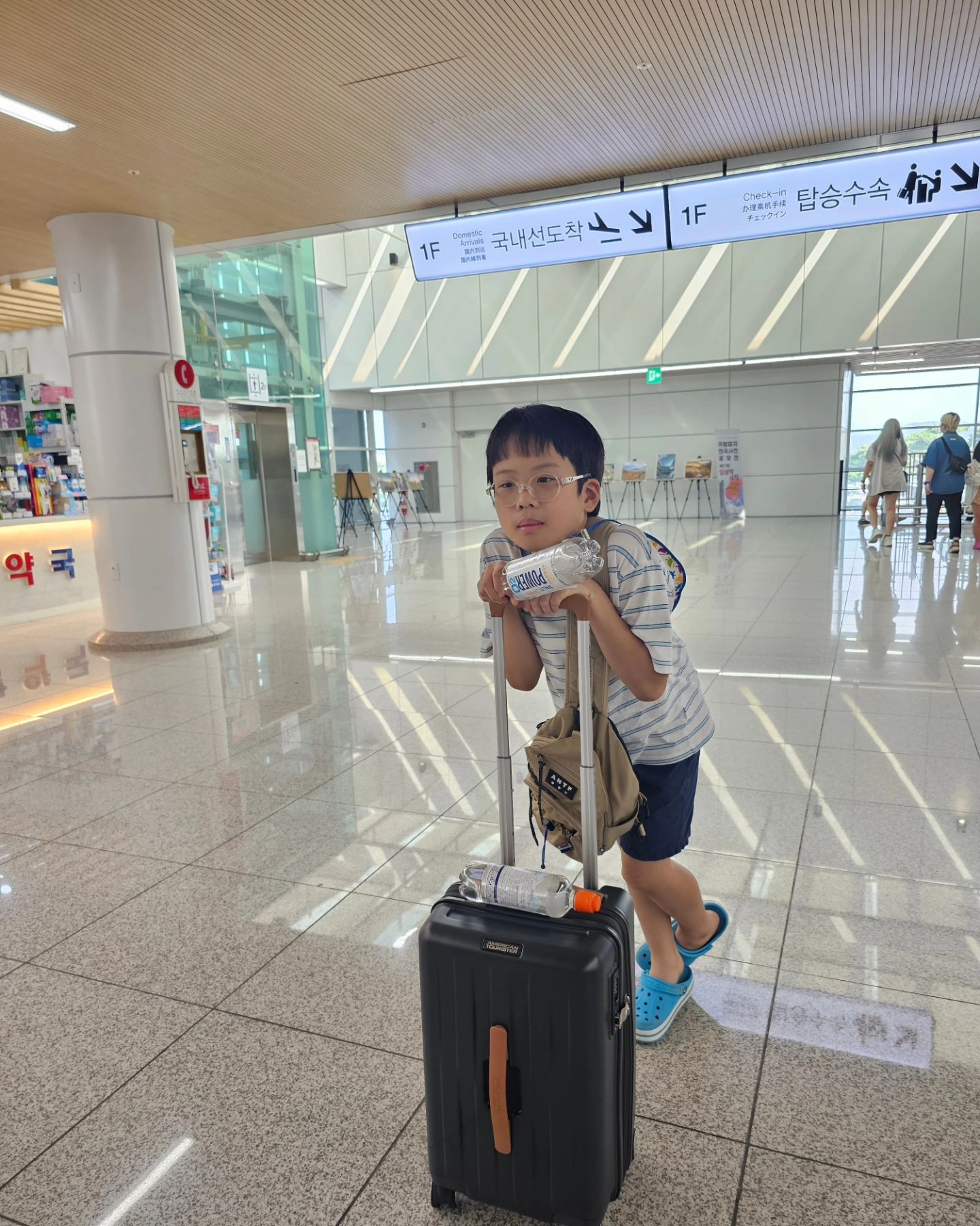 오랜만에 기록 남기기
올 여름 휴가는 함덕해수욕장에 꼭 다시 가보고싶다는 
큰 꼬밍이 소원들어주기.
🛫🏖
.
그런데 큰 꼬밍이가 다시가본 소감은 
기억속의 함덕해수욕장이 아닌거 같다는..😏
큰 꼬밍이도 이렇게 으른이 되어가나보다..🙂‍↕️
(그렇지만 물놀이는 즐거웠다🏊‍♂️)
.
.
#제주도  #함덕해수욕장 #여전히즐거운초딩 #두아들맘 #여름휴가  #일상기록