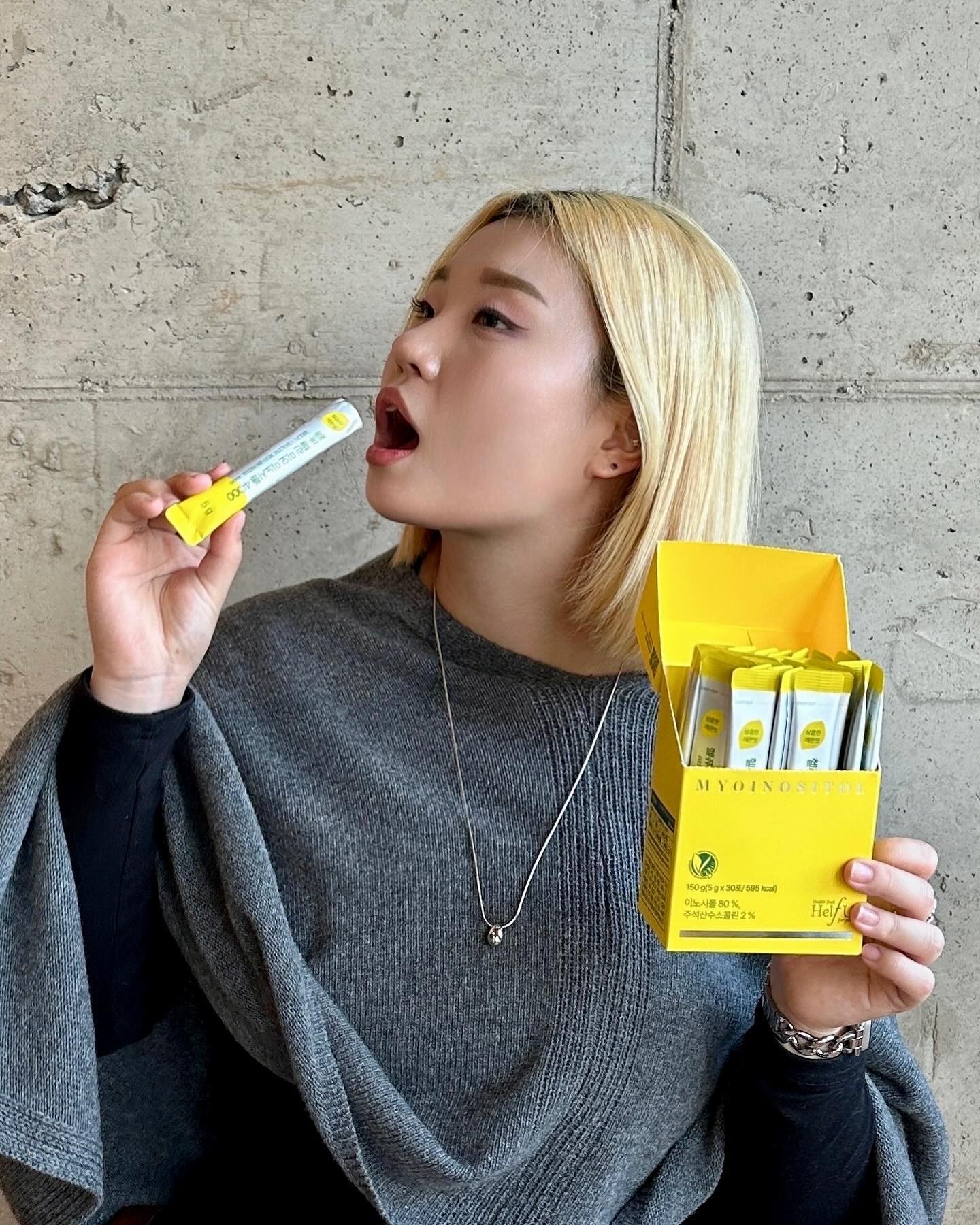 #광고 호르몬 주인 되기 프로젝트 시우시땡🍋

helfu_official 에서 콜린 미오 이노시톨 보내주셨습니다~
이노시톨은 여성 필수 영양제로 자리 매김 했죠! 여성 호르몬 불균형, 생리 불순, 다낭성 증후군에 도움을 준다고 알려져 저도 꼭 챙겨먹고있답니다🍋

헬퓨 이노시톨은 100% 비건 원료만을 사용해 작은 원료에도 민감한 여성들도 안심하고 먹을 수 있는 영양제에요! 역싀 카이스트 박사 출신 분이 만들어서 그런지 제품력이 남다르다는,,👍 
100% 식물유래 미오 이노시톨이 4,000mg이나 함유 되어있어 하루 1포로 영양소 채우기에 딱이에요~~ 먹기 편한 레몬맛이라 비타민 먹는 느낌쑤🍋💛

여성분들이라면 공감하실 단어,, 호르몬의 노예,,🥺
이노시톨 챙겨먹고 호르몬의 노예 아닌 호르몬의 주인이 되어보자구요💪💪

#헬퓨 #이노시톨효능 #미오이노시톨 #콜린이노시톨 #비건이노시톨 #이노시톨추천 #이노시톨4000 #임산부이노시톨 #이노시톨 #영양제추천