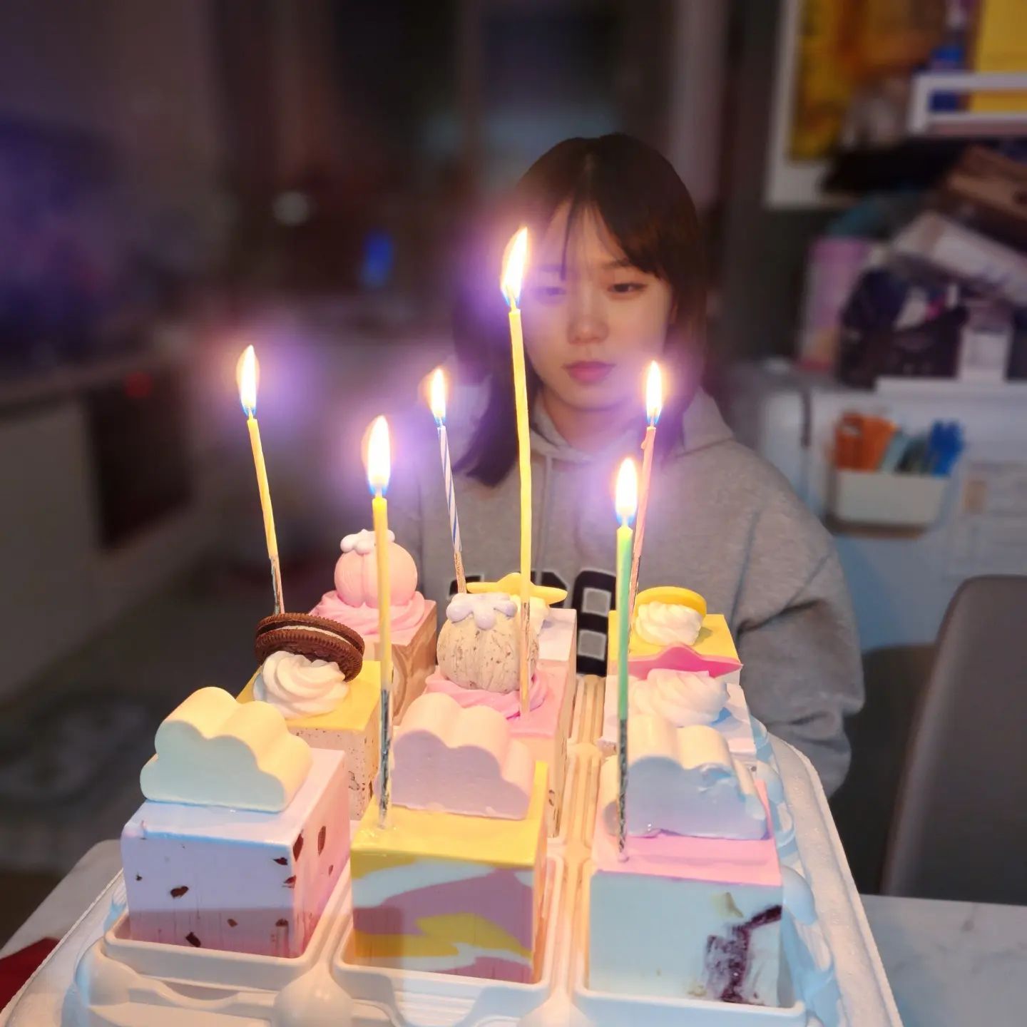 Happy birthday To You🎉
.

너의 존재만으로도 나는 기뻤고 행복했었는데
왜 나는 너에게 점점 바라는 게 많아지고 
혼자 실망하고 화를 냈던걸까..
많이 미안한 밤이네..
.

사랑한다..
소중한 아이야..
.

#생일축하해우리딸❤️