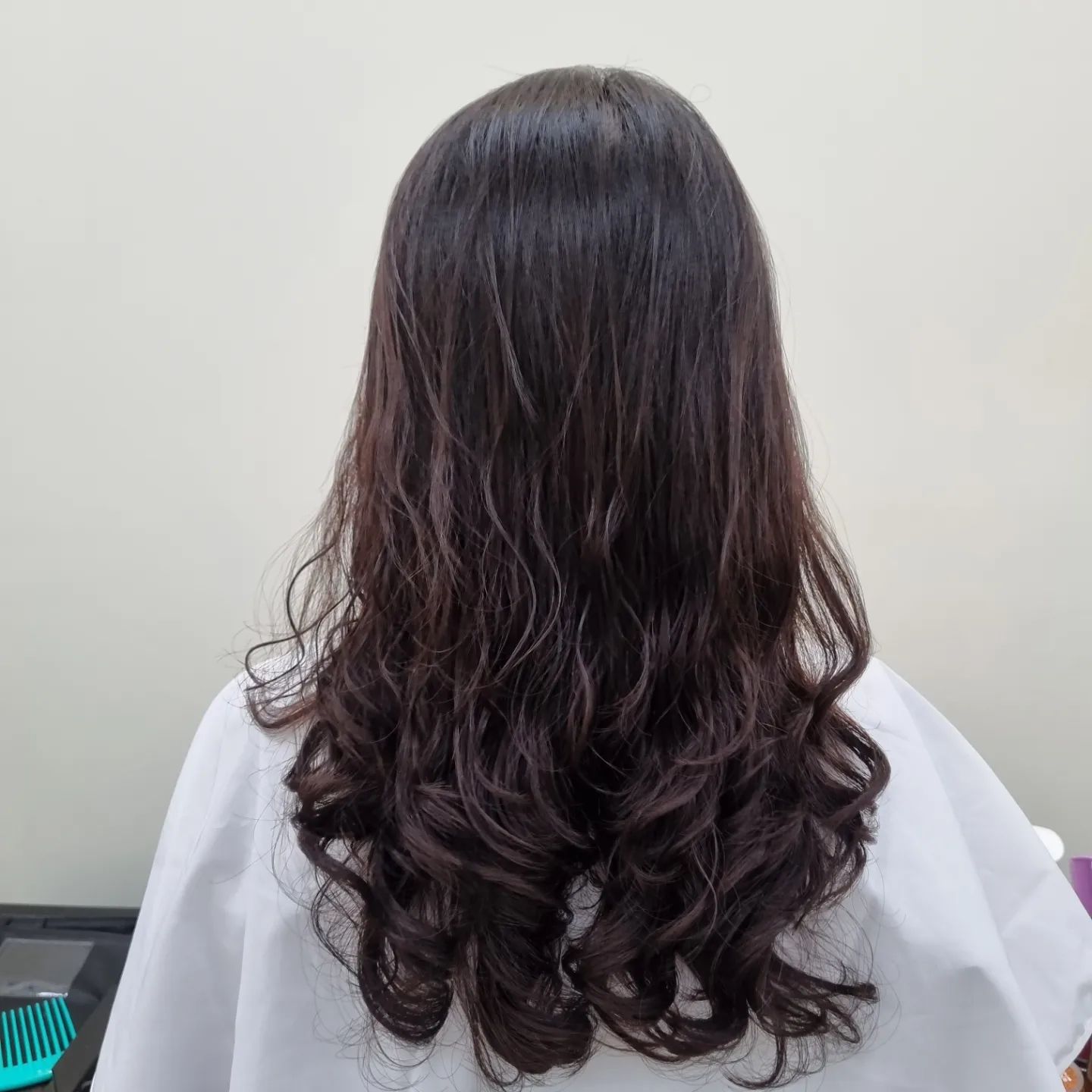 새해에는 만수동 진헤어에서 새롭게 머리했어요 :)
긴머리 컬링넣어서 새로운 너낌 어때요(?)🌸

매직을 선호하는 편인데 간만에 펌이랍니다:-)

새해 첫출근 모두모두 파이팅입니다🙏🫶

✨️_jinhair_

-
#만수동미용실 #진헤어 #펌 #여자긴머리파마