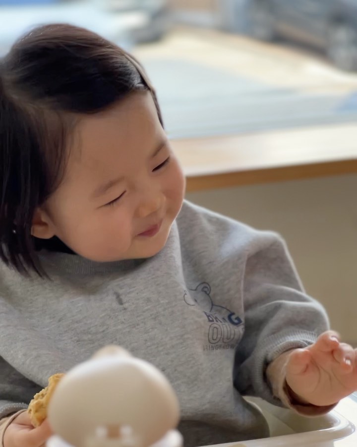 #16개월아기 #빵순이

엄마 아빠 닮아 빵순이 될 예정인(?) 하리
카페에서 같이 먹고 싶어서 집에서 피넛버터쿠키 만들어서
우유랑 같이 주니 너무 맛있게 잘 먹네😊

돌 전에는 계란 알레르기가 있어서 
빵이나 쿠키류 만들 때 계란 못 넣었는데
14개월쯤 다시 계란테스트 하고 계란 반응 없는 거
확인했을 때 엄마는 진쨔루 뛸 듯이 기뻤다🥹💓

엄마표 베이킹 앞으로 더 다양해져볼게🫶🏻

🧾#피넛버터쿠키 #아기간식레시피
오트밀 2숟가락
피넛버터 2숟가락 (땅콩100%)
계란 1개
아몬드가루 1숟가락
우유 20ml

같이 카페에서 즐길 수 있어서 너므 좋았다💓