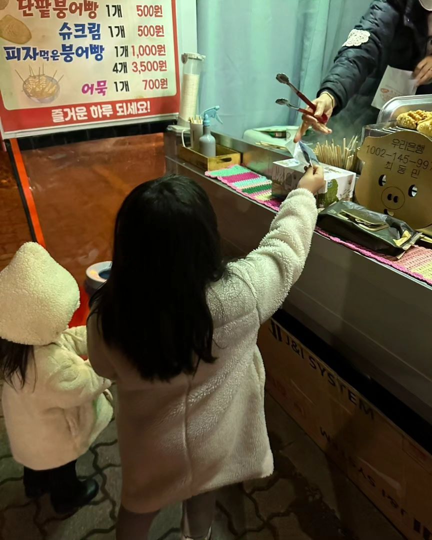 딸랑구들💕
고모 할미 집에서
울지도 않고 잘 있는 딸들
이젠 정말 다 큰 듯🥲
고모 할미랑도.이모랑도 
즐겁게 보낸 것 같아 안심😌
낼 일찍 퇴원해서 갈겡~
오늘 밤만 할미 집에서 잘 자~~😴

2023.12.29.금 첫찌+2205(72.13.❤️) 둘찌+1022(33.16.❤️)