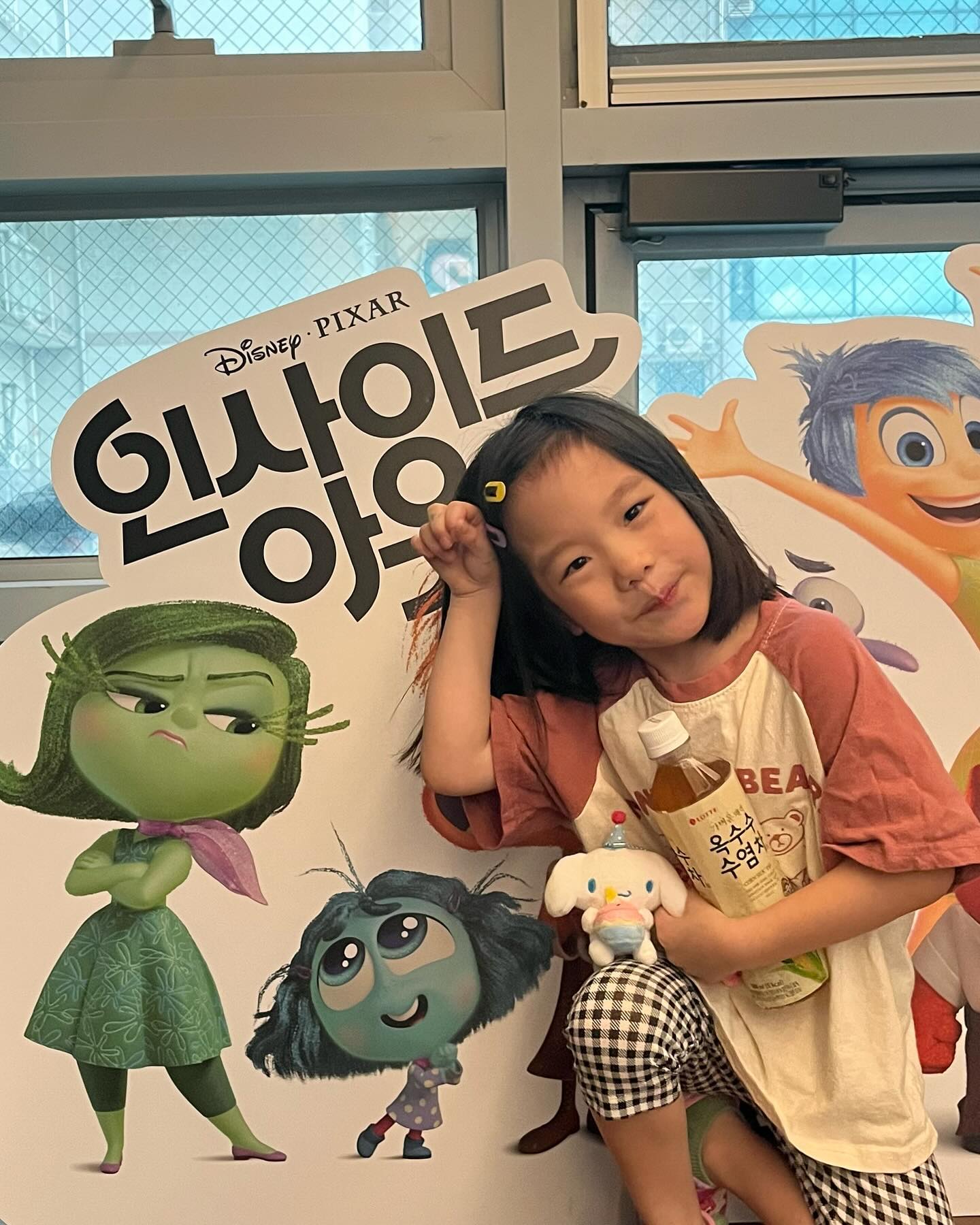 어젠 유치원 패스하고 #사랑의하츄핑 보러갔다옴
처음영화보는거라 어색한지 ㅋㅋㅋㅋㅋㅋ
잡가고싶다하더만 마지막엔 로미의헌신적인 사랑을보고
울었더랬다.... 물론 F인 나도 ... ㅎ... 
운건아니고 찔끔ㅋㅋㅋㅋㅋㅋ...ㅎㅋ..

오늘은 #성장호르몬주사 처방받으러 갔다오는날
주사맞은지 7개월 95.6에서 101.6 으로 6센티컸다 
초등학교가기전까지 바짝커보자아~~~~ 
피드보면 불과 몇달전보다 더어린이가된듯... 🥹