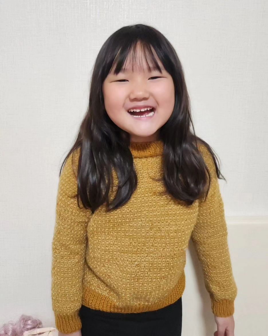 #쪼리네🌻 
lilly.knitting 신작 #스윗투스스웨터 
운좋게 테스터로 뽑혀 먼저 떠보았어요🤗
실제로 봐야 더 이쁜데 역시 사진똥손🥹
독특한 뒤집힌 하트무늬가 매력적인 스웨터였어요
서술형도안이라 초보자도 쉽게 뜰수 있고
배색뜨개라 재밌게 테스팅 할 수 있었답니다❤️

🌸 도안 : #sweettoothsweater by lilly.knitting 
🌸 실 : 어울림 3겹 진머스타드 110g 바닐라베이지 90g
🌸 바늘 : 4mm, 3mm

#테스터니팅
#뜨개완성 #키즈스웨터 #아이옷뜨기 #배색뜨기 #대바늘뜨개 #키즈뜨개 #아이옷도안 #스웨터뜨기