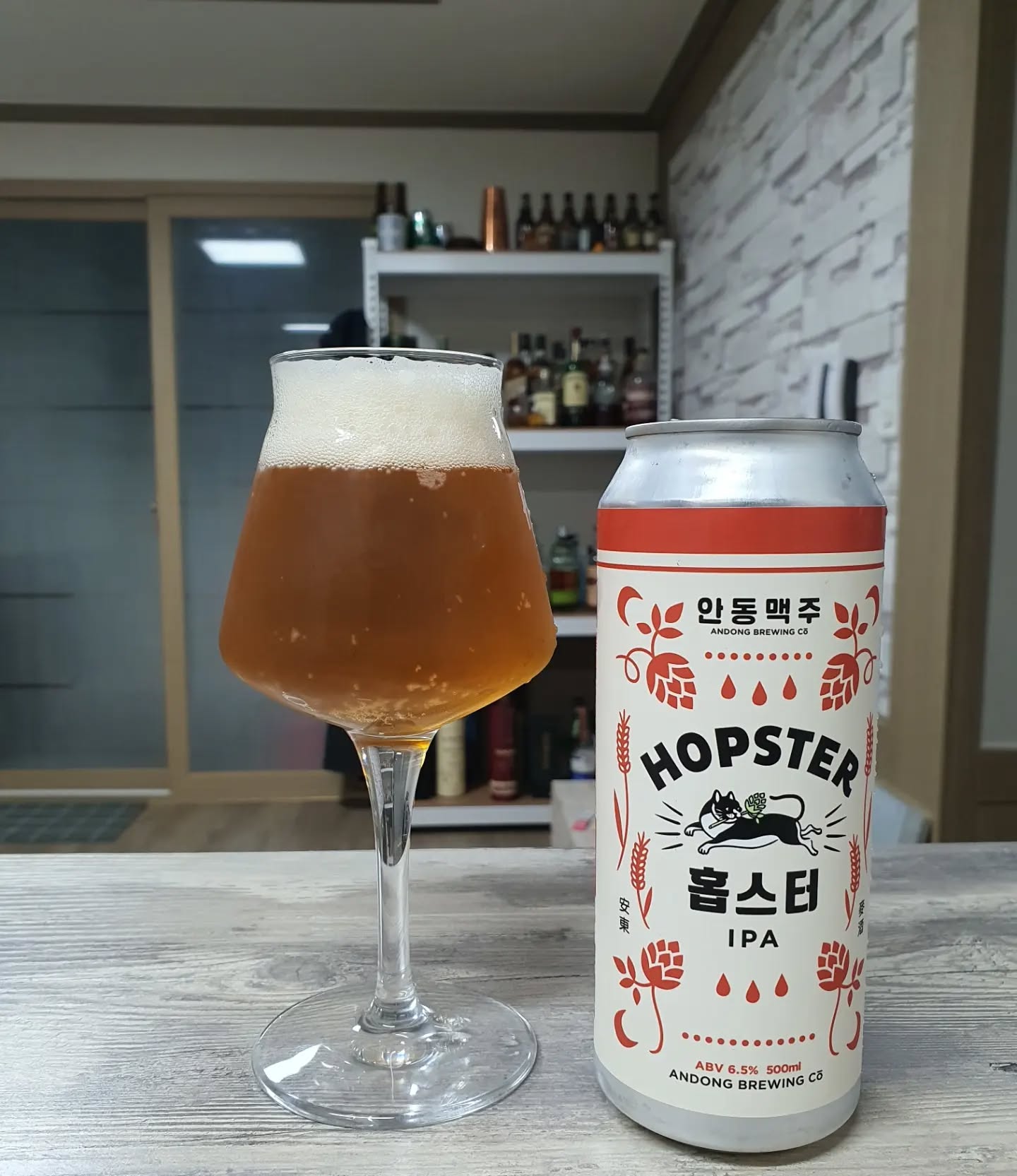 #맥주 #간단리뷰 90 #그날그느낌 
#홉스터 #Hopster #안동브루어리 
가격 4캔 25000원? (축제 현장구매)
타입 : IPA
도수 : 6.5%
IBU : 35
.
#노즈 
투명한 붉은황금색. 거품흰색으로 유지력약함. 열대과일단내가 날듯 하다가 자몽이 크게 느껴짐. 뒤에 풀향으로 살짝남.
#팔레트 
탄산이 느껴지는데 쌔진않음. 바디랑 질감은 가볍-중간. 마실수록 솔향이 더 많이 올라옴. 온도올라오니 단향도 더남.
#피니쉬 
쌉쌀함이 좀 있는데 적당함. 깔끔하게 끝남. 향들이 지나가고 고소함만 입안에 남음.
.
요즘 스타일의 뉴잉 스타일이 아닌 서부식 스타일에 영감받았다고 한다. 개인적으로 좀더 쌉쌀함을 원했지만 대중적으로 만들기 위해 조절을 한게 아닐까 생각이 들었다.
.
#한마디 
가볍게 즐기기 좋은 옛 IPA가 뭐냐에 대답해 주기 좋은 맥주.
.
.
.
.
#beer #craftbeer #drinks #ale #lager 
#수제맥주 #크래프트비어 #비어라이프 #맥린이 #편의점맥주 #와앤모 #바틀샵 #맥주리뷰 
#조주기능사 #술스타그램 #일상 #맞팔 #소통 #데일리
