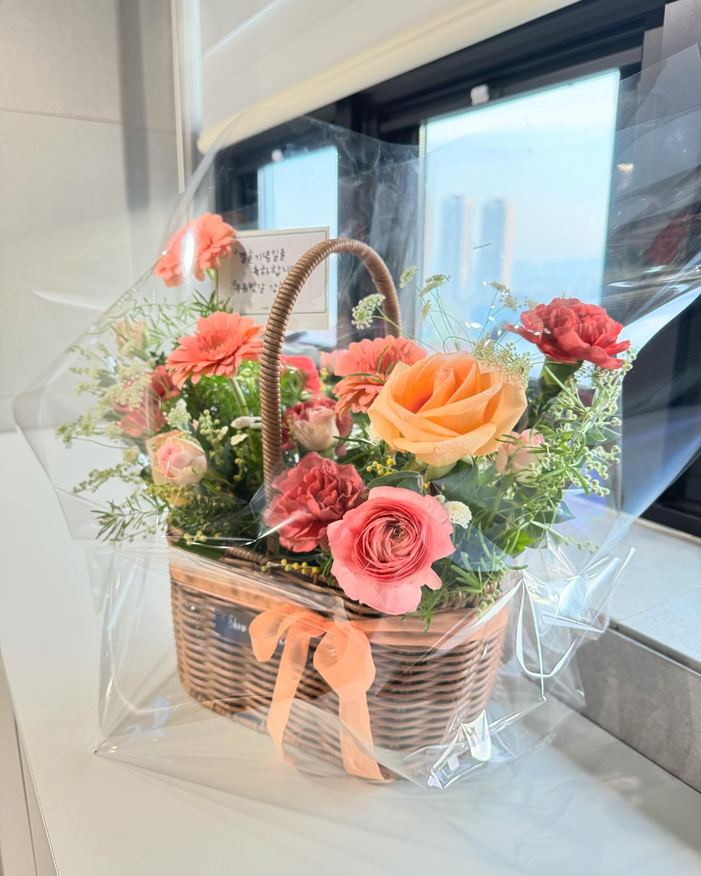 결혼11주년

회사로 🌹선물받는거 엄청 부끄럽지만
기분은 엄청 좋은거구나 
연말에 결혼하기 잘했다
마음이 더 따뜻해지네

.
.
#결혼기념일