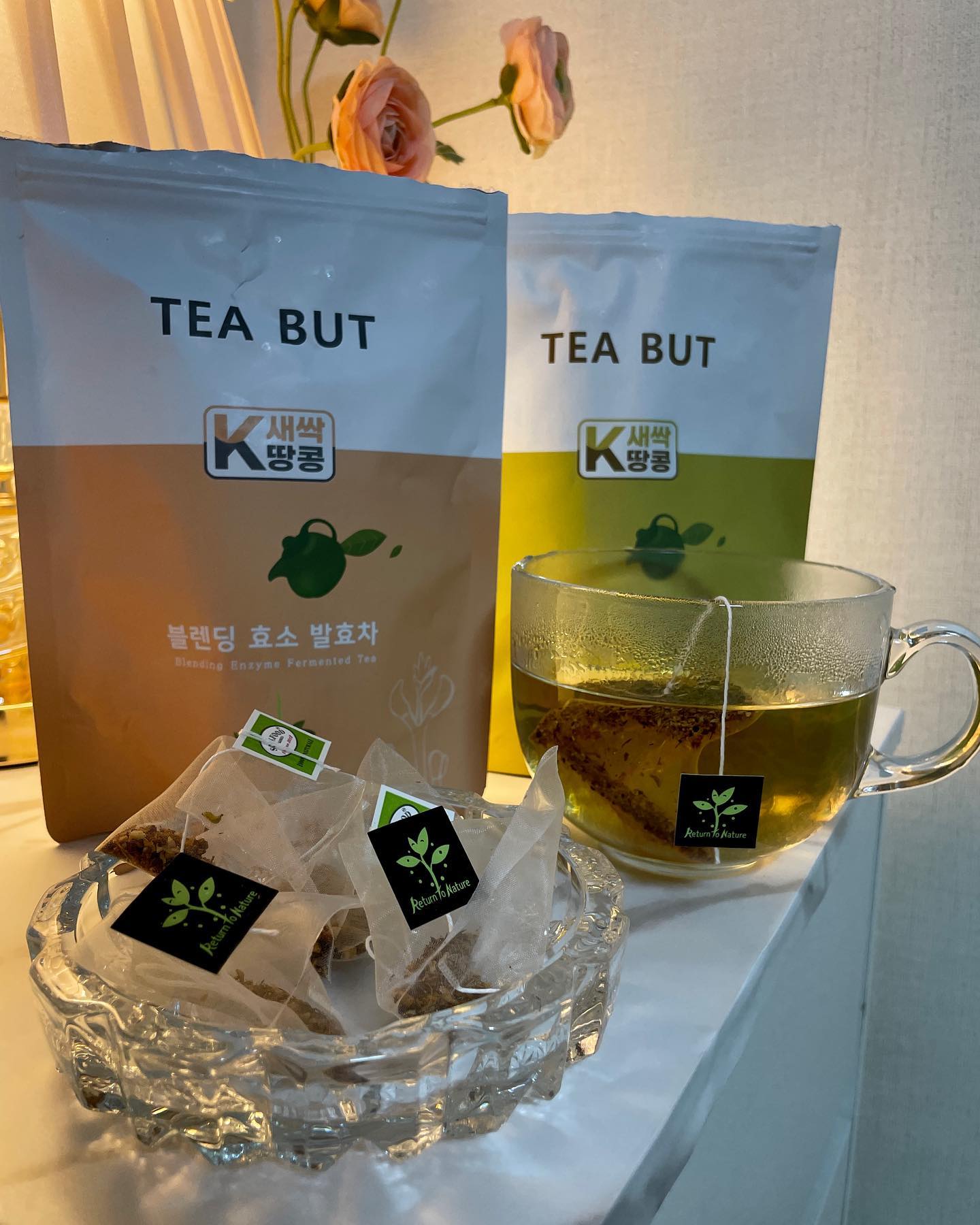 #협찬 
요즘 같은 날씨에 차 한 잔으로 
여유를 느끼시는 분 계시죠?🍵

<K새싹 땅콩> 은 스마트팜으로 
키운 새싹 땅콩으로 🌱
카페인이 없어 물 대신 마시기 좋답니다. 

티백 1개당 500ml~1L까지 
넉넉하니 쌀쌀해진 환절기에 우려 마시기 좋겠죠?☕

앗 물론! 따뜻한 물이 잘 우러나지만
효소 발효 시켜 차가운 물에도 잘 우러나요😍

연말이라 여러모로 바쁜 우리를 위해 
차 한 잔의 여유로 피로를 회복하는 게 어떨까요?😉

📍<K새싹 땅콩 >Check List📍
- 티백 PLA로 미세 플라스틱과
환경 호르몬 걱정 제로 👌🏻
•
•
•
#침출차 #무카페인 #발효차 #냉침차 #환절기 #붓기차 #붓기 #숙취해소 #땅콩 #새싹땅콩