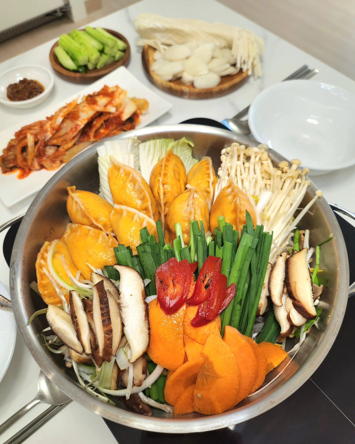 #제품제공 #죽동국 #🥟
어제 까지 30도 가까이 덥더니
가정의달 연휴에 갑자기 비가 오네요🌧☔️
기온도 10도 이상 훅 떨어지고...
주륵주륵 내리는 비에 계획들 망치신건 아닐지 
걱정하며 집에서 날씨에 딱인 음식 준비 했어요~

제가 찐으로 반한🤩
#매운만두 장인이 직접 만든 
#맵치광이_만두_전골 ! 🍲🥟

남양주에서 30년 전통 
경기도 모범음식점을 운영 하고 있는
#죽여주는동치미국수 매운 김치 만두는
2년 염장한 묵은지에 
캡사이신 없는 3가지 고춧가루 배합 으로만 빚어
깊고 찐한 맛의 매운 #김치만두 인데요~

여기에 엄선된 재료로 매일 우려내는
특별 비법의 육수가 시원해서
#맵치광이만두 와 들어있는 채소들과 함께 끓이니
얼큰 하면서 감칠맛이 진짜 끝내 줘요~👏👏👏

저보다 매운거 잘 먹는 남편은 맵다고 그러는데ㅋㅋ
인위적인 맛의 맵기만한 음식은 싫어하는 저는
국물도 얼큰하고 너무너무 취향저격!😍

칼국수 사리도 준비해서
얼큰 칼만두 전골로 아주 든든하고 맛있게 먹었어요~
확실히 이런 얼큰 뜨끈한 전골은
비 올때 먹어야 제맛인거 같아요🤣

여기 동치미 국수로도 엄청 유명한 집인데
날 더워지면 상호명 답게 #죽여주는_동치미_국수
먹으러 방문 해 봐야 겠어요~!!

만두전골 총알 택배 가능하니 한번만 잡솨봐요!
너무 맛있게 먹은 제가 찐 추천 합니다❤️

killing_icynoodles

https://smartstore.naver.com/seasonoppa/products/10172768593

.
.
.
.
.
.
.
#매운만두전골#맵치광이만두전골
#집밥#홈쿡#신혼#신혼밥상#저녁밥상#신혼저녁밥상#홈술#노동주#안주#술상#맛스타그램#쿡스타그램#먹스타그램#가정식#자취요리#선팔맞팔#먹팔환영