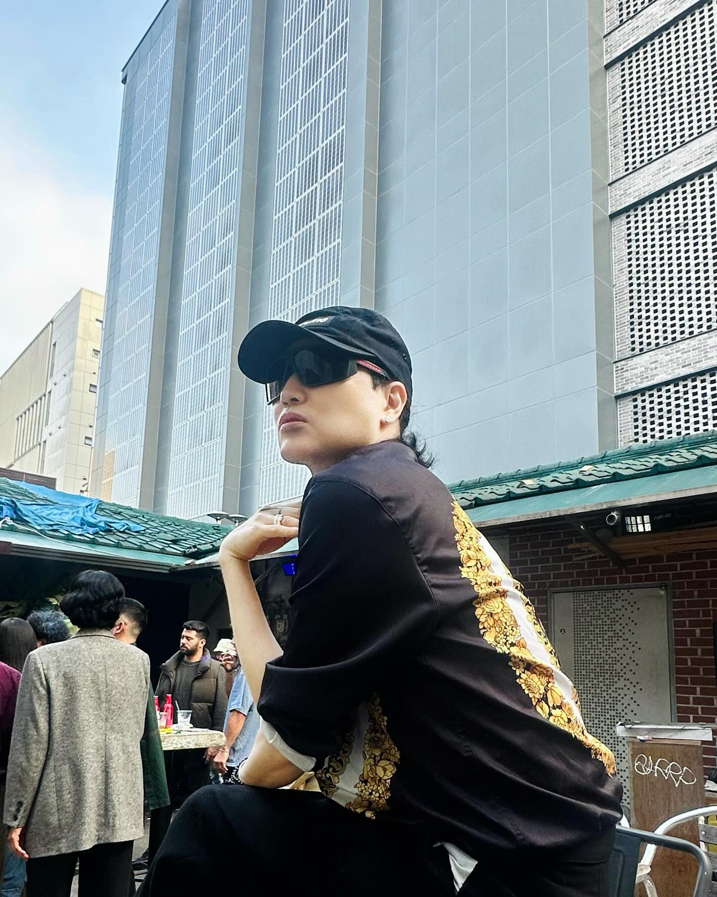 노세노세 젊어서 노세 늙어지면 못노나니
화무는 십일홍이요 달도 차면 기우나니라
