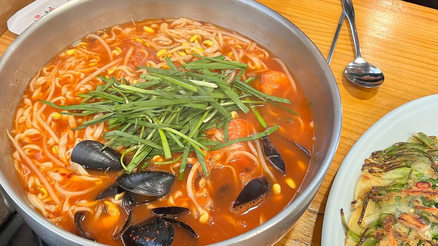 #달성군맛집 #대구맛집 #송해공원맛집

이번에 대구 달성군 송해공원에 위치한 오래된맛집 #김태희옛날손국수 에 다녀왔어요 -ˋˏ * ٩( ◡̉̈ )۶ * ˎˊ- 

완전맛집이라 어릴때도 자주 갔던곳인데 이번에 다시한번 다녀왔다니다♡

외관도 넓고 내부는 칸막이가 있고 아늑한 분위기의 식당이었어요🤎

비오는날 시원~한 칼국수 짱맛인거 아시죠?!

#송해공원근처 맛집 찾으시는분들께 #김태희옛날손국수 국수 강추 드립니다!

✔️손칼국수 ------- 8,000원
✔️얼큰해물칼국수 --- 9,500원
✔️해물칼국수 ------ 9,500원
	(얼큰, 해물은 2인이상 주문) 
✔️들깨칼국수 ------ 9,000원
✔️잔치국수 ------- 7,000원
​✔️해물파전 ------ 12,000원
✔️배추전 --------- 7,000원

⏰ 일~화 10:00 ~ 21:00
	매주 수요일 정기휴무
📞 0507 - 1342 - 0765
🚘 가게 앞 주차장
​

#블로그체험단