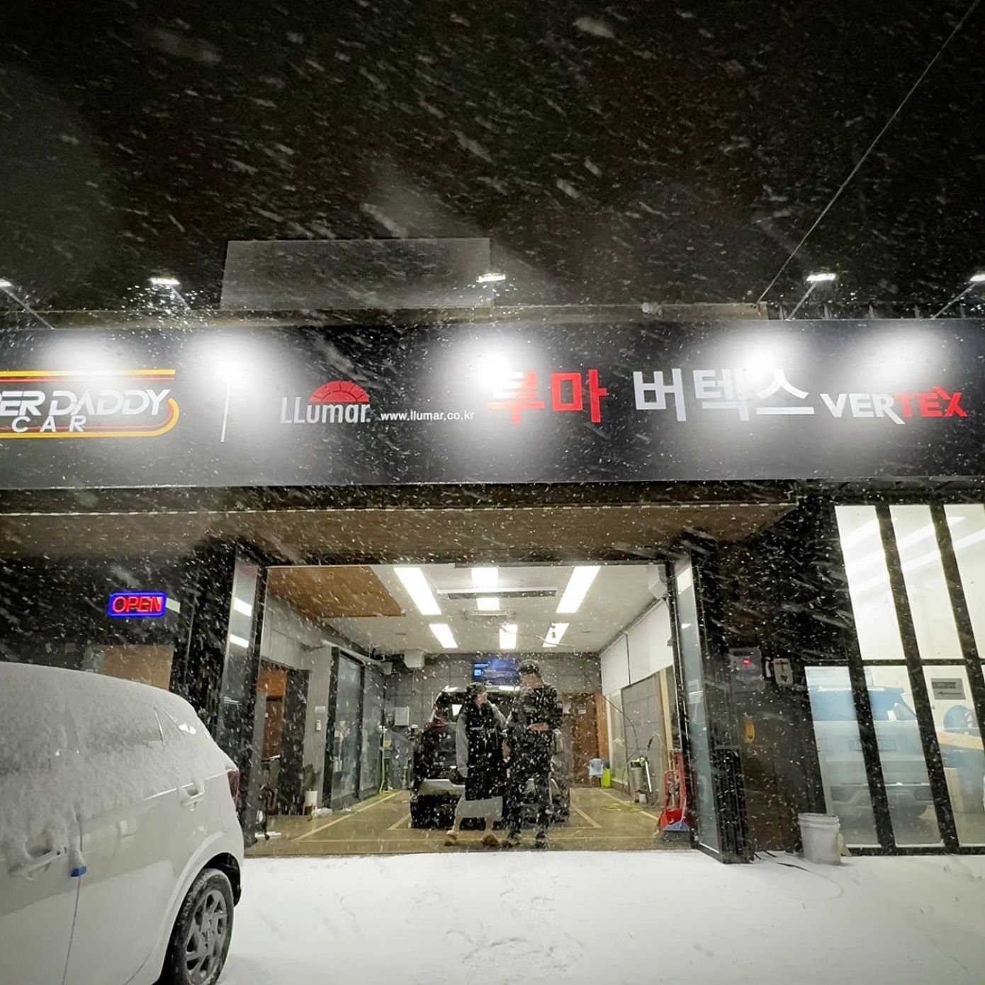 🖤
눈도 펑펑 내리고,
커플슈는 아니지만 새 털신도 샀고,
일도 마쳤고.
이래저래 핑계삼아 찍어본 오랜만에 #부부샷

#슈퍼대디카
#슈퍼대디 #슈퍼마미
#열심히하겠습니다🙇‍♀️