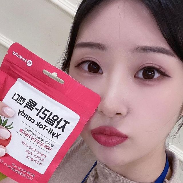 김정서 on Instagram: "#광고 자일리톡 캔디 딸기향 맛있어요🍓 충치균은 자일리톨을 설탕으로 착각하고 먹지만, 소화하지 못하고 굶어 죽는다고 하죠? 100프로 필란드산 자일리톨이라 무색소