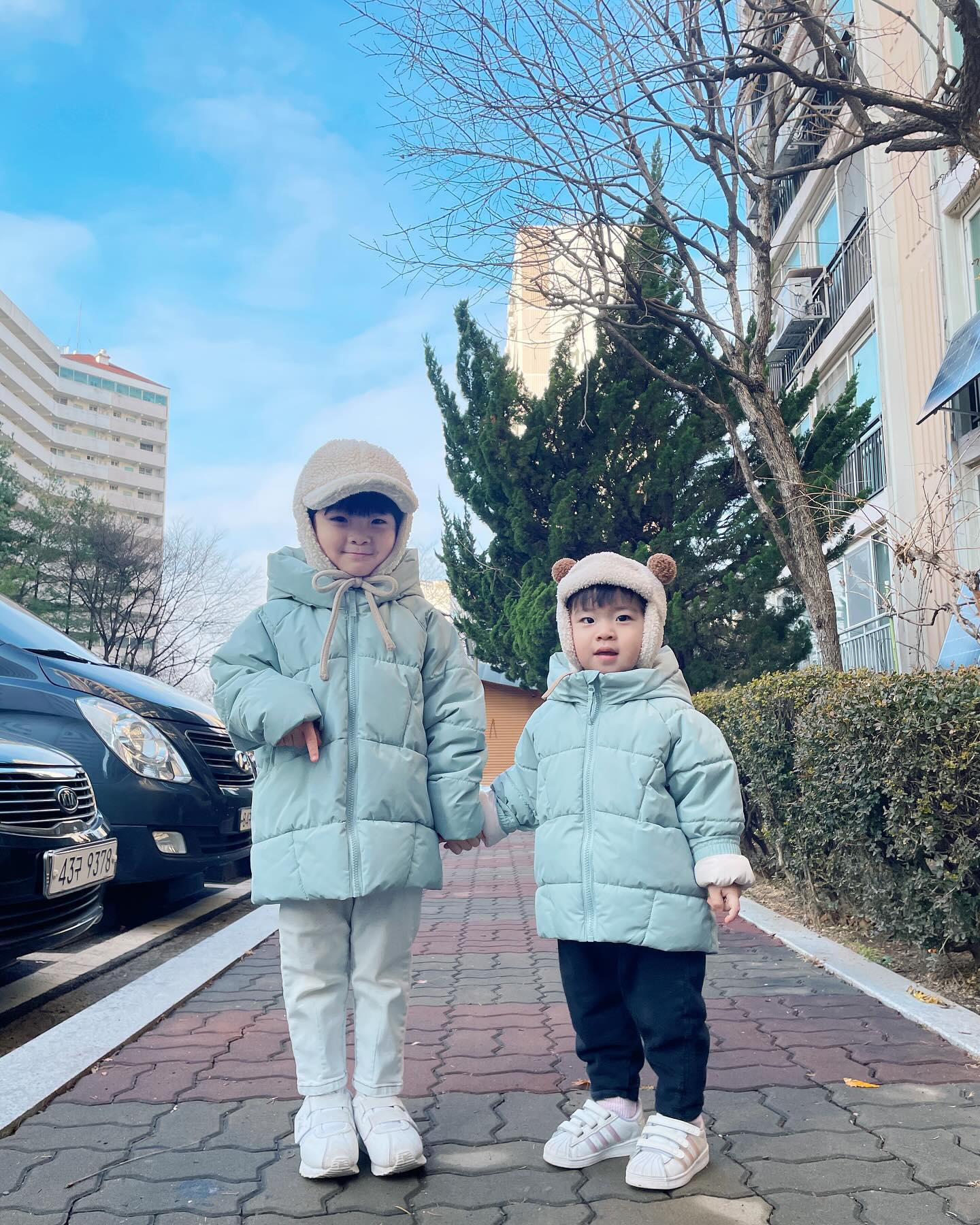 ❤️

엄마는 형제 커플룩을 너무 좋아해~~💕

주말에 가까운 마트에서 밥먹고 놀고 집에 가기전에 공룡 물쏘는 게임 했는데 우리집 남자 셋이서 게임을 하는모습이 귀여우면서 웃기더라구요ㅋㅋㅋ

집에서도 셋이서 게임할려 하는데 이제 잔소리 더 많아지겠네요😂😂

#아빠와아들들 #남자셋 #셋이게임중 #엄마는잔소리쟁이 #주말에나가고싶다 #밖에나가놀기 #형제룩 #형제커플룩 #형제육아 #주말데이트 #주말일상